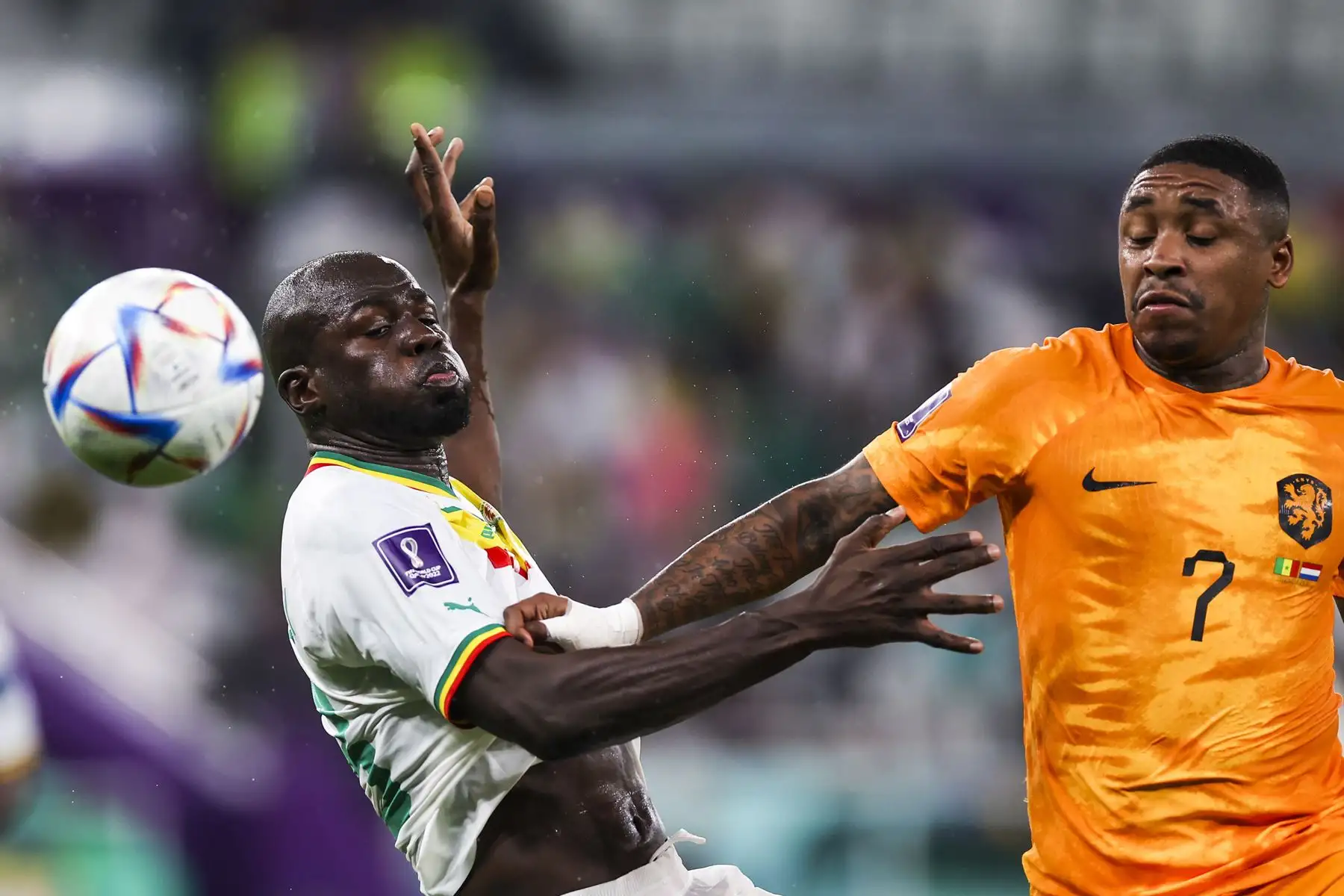 Kalidou Koulibaly de Senegal en acción contra Steven Bergwijn de Holanda durante el partido del grupo A de la Copa Mundial de la FIFA 2022 entre Senegal y Holanda en el estadio Al Thumama, en Al Thumama, Catar. Foto: EFE