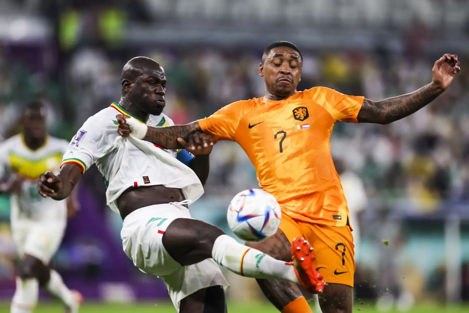 Kalidou Koulibaly de Senegal en acción contra Steven Bergwijn de Holanda durante el partido del grupo A de la Copa Mundial de la FIFA 2022 entre Senegal y Holanda en el estadio Al Thumama, Catar. Foto: EFE