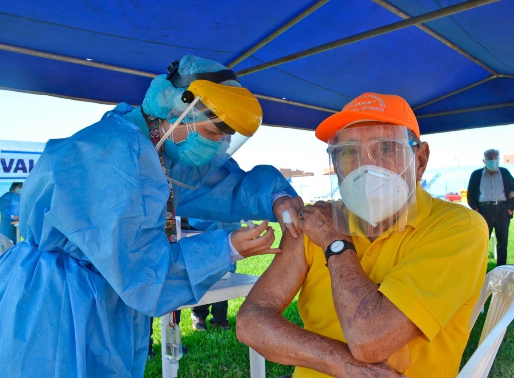 La Diresa Lima anunció que intensificará su campaña de vacunación contra el covid-19, con especial énfasis en los grupos de riesgo, como los adultos mayores y personas con comorbilidades y gestantes. ANDINA/Difusión