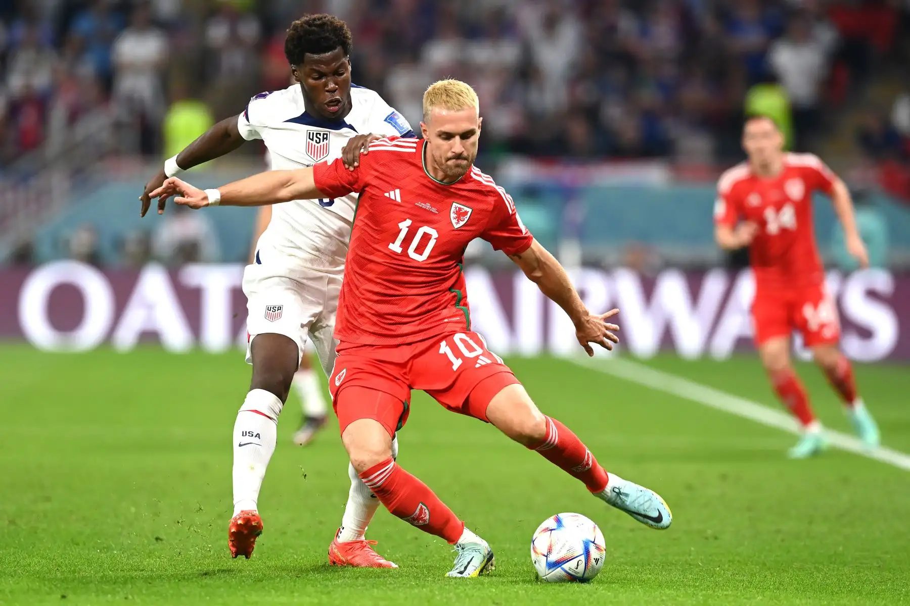 Yunus Musah de EE.UU. en acción contra Aaron Ramsey de Gales durante el partido de fútbol del grupo B de la Copa Mundial de la FIFA 2022 entre EE.UU. y Gales en el estadio Ahmad bin Ali de Doha, Catar, 21 de noviembre de 2022. Foto: EFE