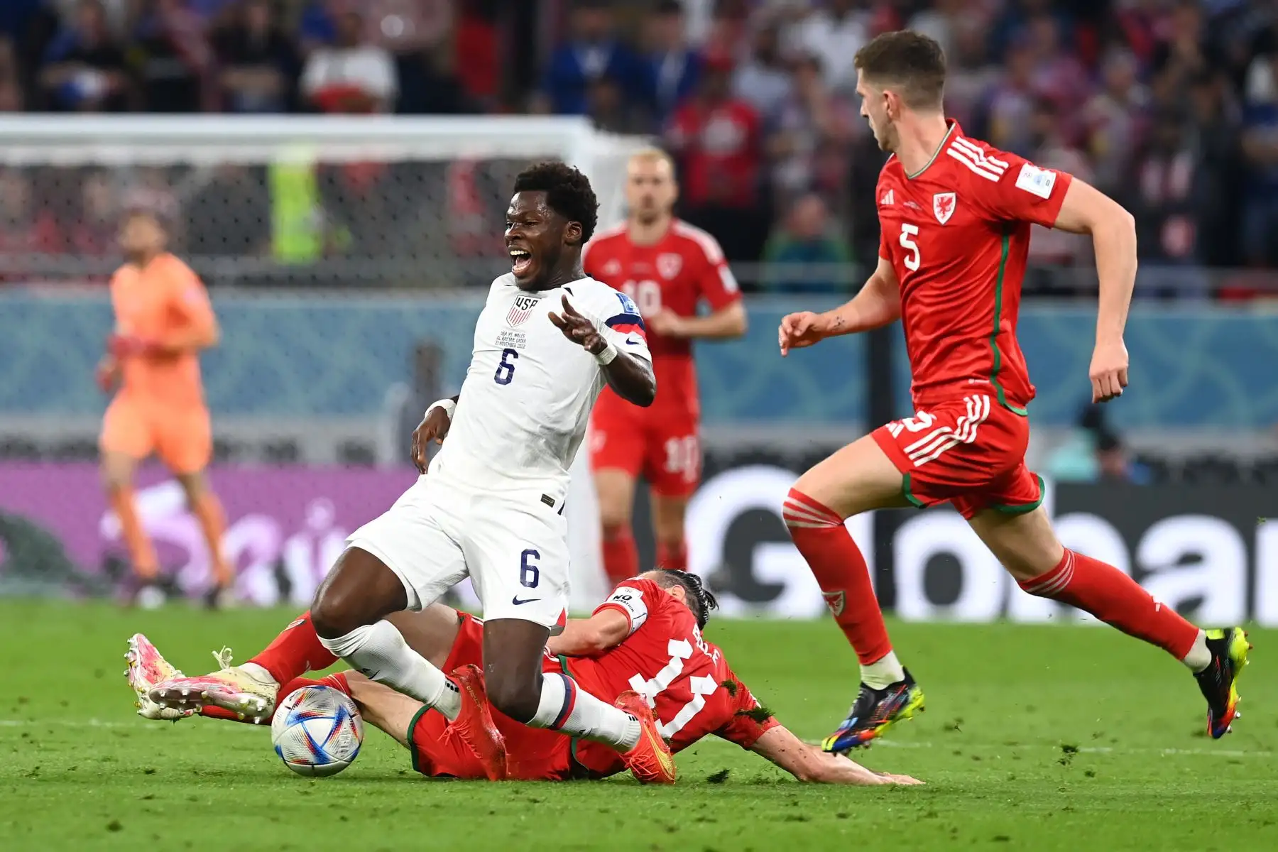 Gareth Bale (abajo) de Gales se enfrenta a Yunus Musah de EE. UU. Durante el partido de fútbol del grupo B de la Copa Mundial de la FIFA 2022 entre EE. UU. Y Gales en el Estadio Ahmad bin Ali en Doha, Catar, 21 de noviembre de 2022. Foto: EFE