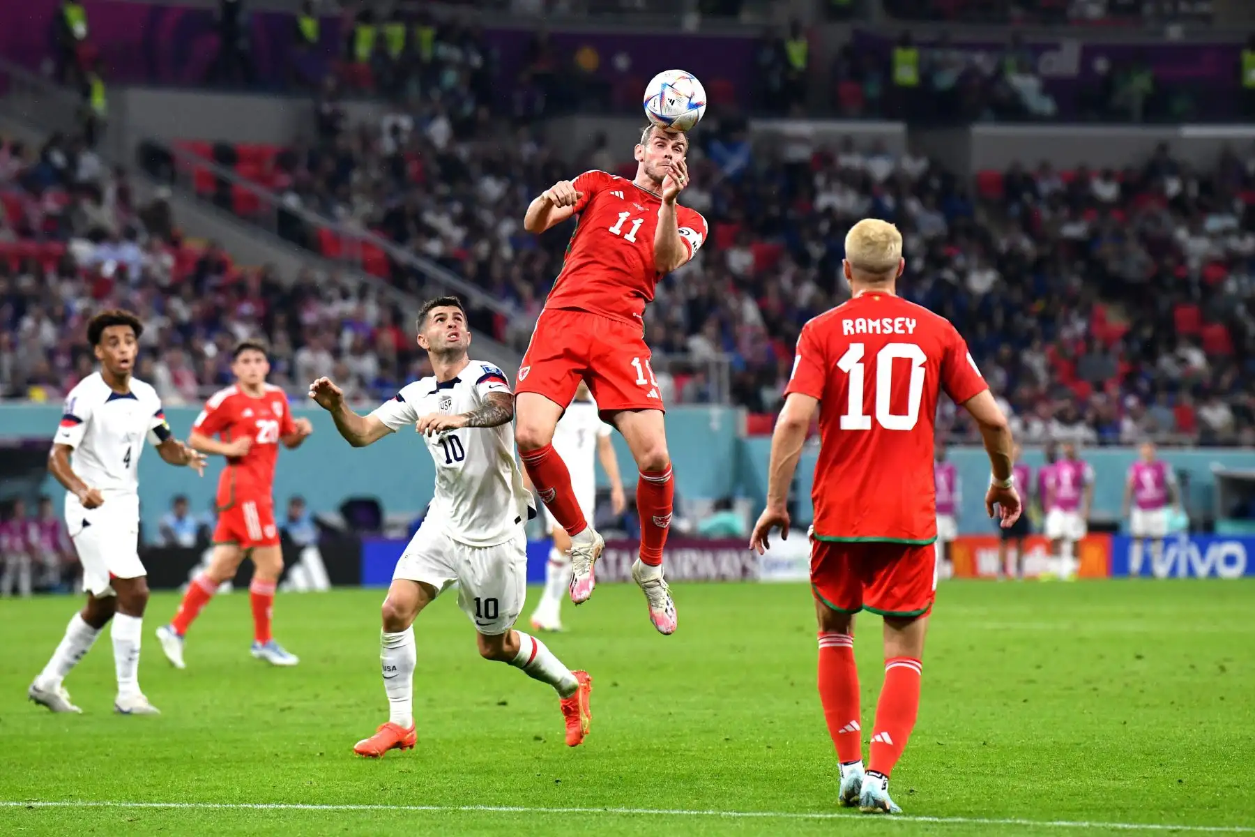Gareth Bale de Gales cabecea el balón frente a Christian Pulisic de EE.UU. durante el partido de fútbol del grupo B de la Copa Mundial de la FIFA 2022 entre EE.UU. y Gales en el Estadio Ahmad bin Ali en Doha, Qatar, 21 de noviembre de 2022. Foto: EFE