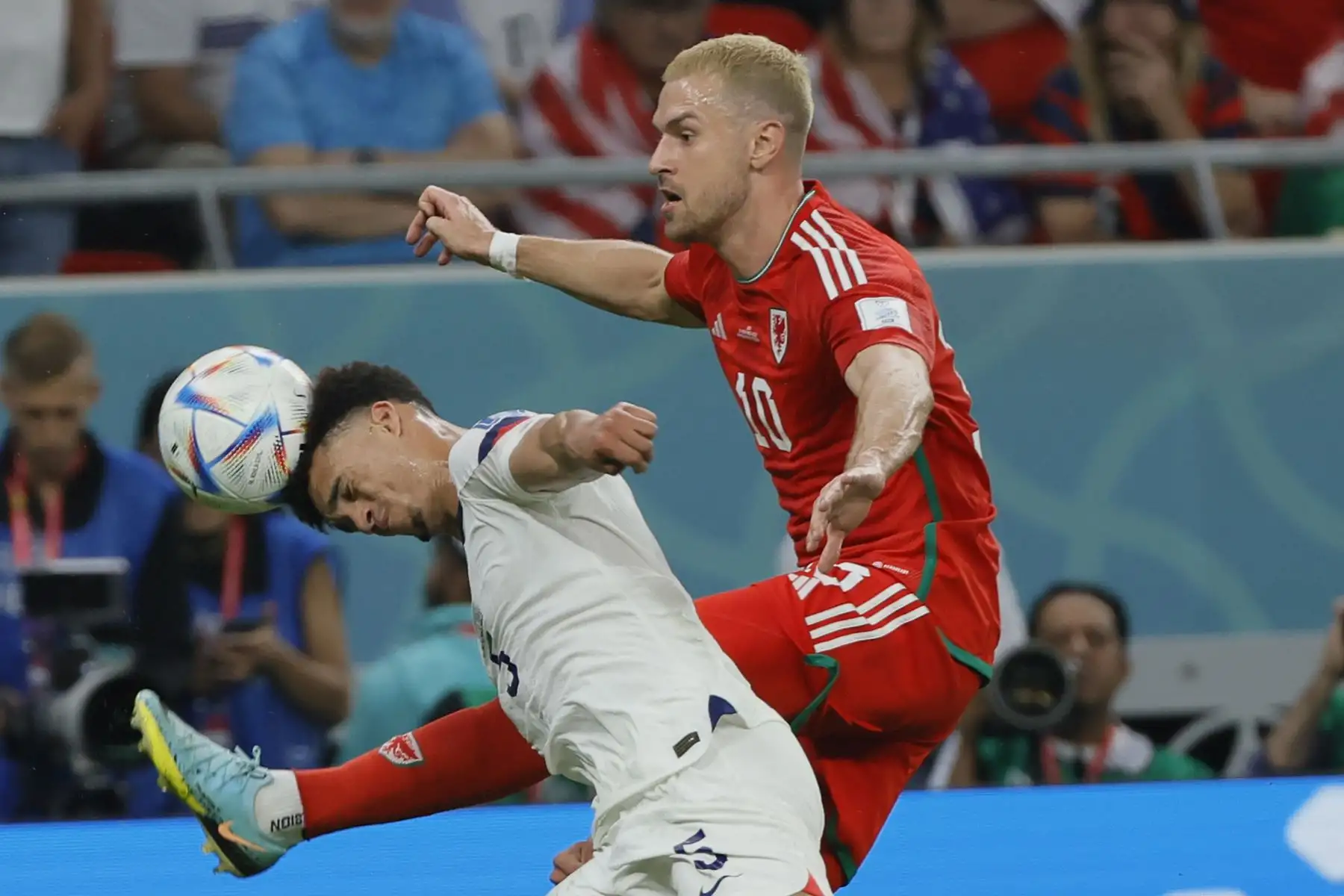 Antonee Robinson  de EE. UU. En acción contra Aaron Ramsey de Gales durante el partido de fútbol del grupo B de la Copa Mundial de la FIFA 2022 entre EE. UU. Y Gales en el estadio Ahmad bin Ali en Doha, Catar, 21 de noviembre de 2022. Foto: EFE