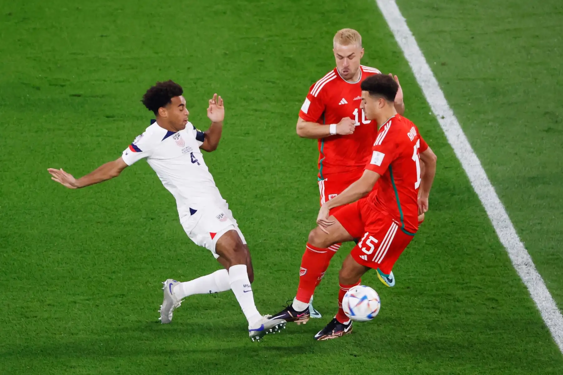Tyler Adams de EE. UU. en acción contra Aaron Ramsey (C) y Ethan Ampadu (R) de Gales durante el partido de fútbol del grupo B de la Copa Mundial de la FIFA 2022 entre EE. Gales en el estadio Ahmad bin Ali de Doha, Catar, el 21 de noviembre de 2022. Foto: EFE