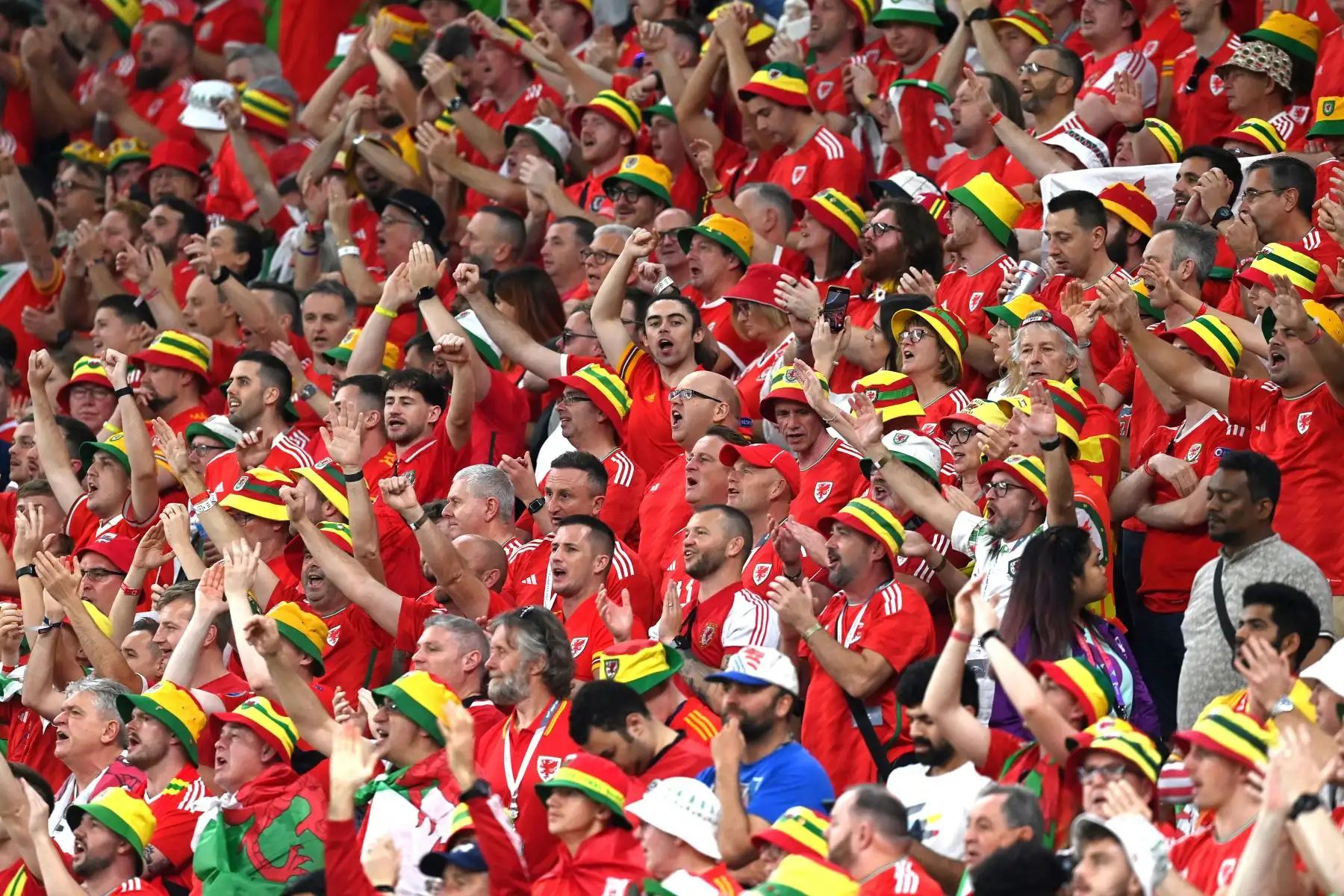 Aficionados de Gales antes del partido de fútbol del grupo B de la Copa Mundial de la FIFA 2022 entre Estados Unidos y Gales en el estadio Ahmad bin Ali de Doha, Catar, 21 de noviembre de 2022. Foto: EFE