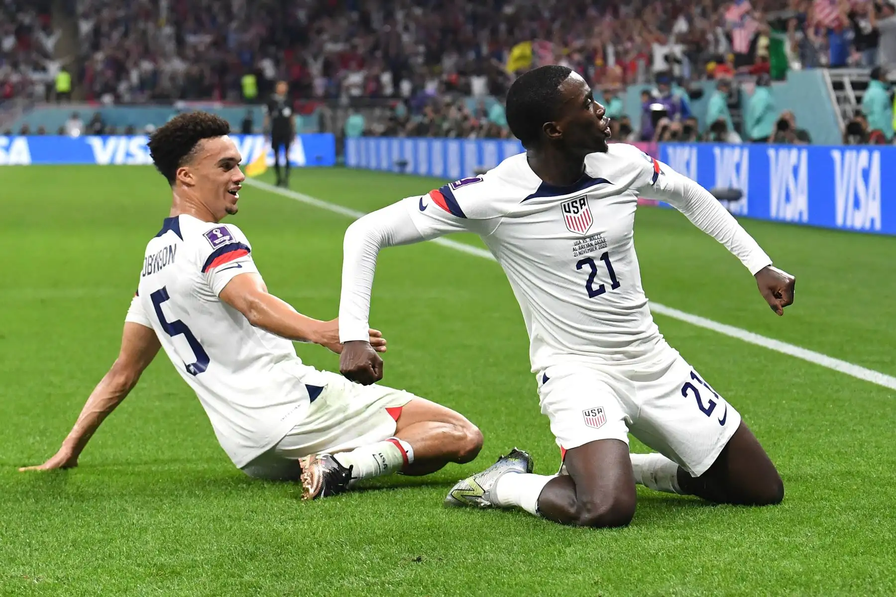 Timothy Weah de EE.UU. celebra con su compañero Antonee Robinson tras anotar el gol inicial durante el partido de fútbol del grupo B de la Copa Mundial de la FIFA 2022 entre EE.UU. y Gales en el Estadio Ahmad bin Ali en Doha, Catar, 21 de noviembre de 2022. Foto: EFE