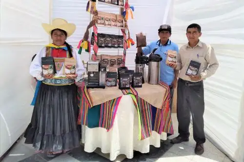 Caficultoras de Lambayeque presentan sus productos en feria regional.