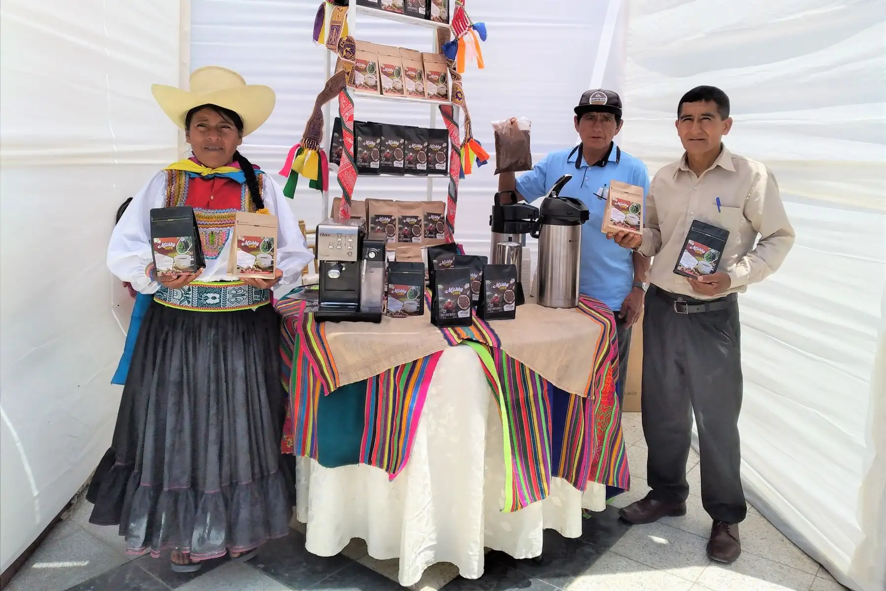 Caficultoras de Lambayeque presentan sus productos en feria regional.