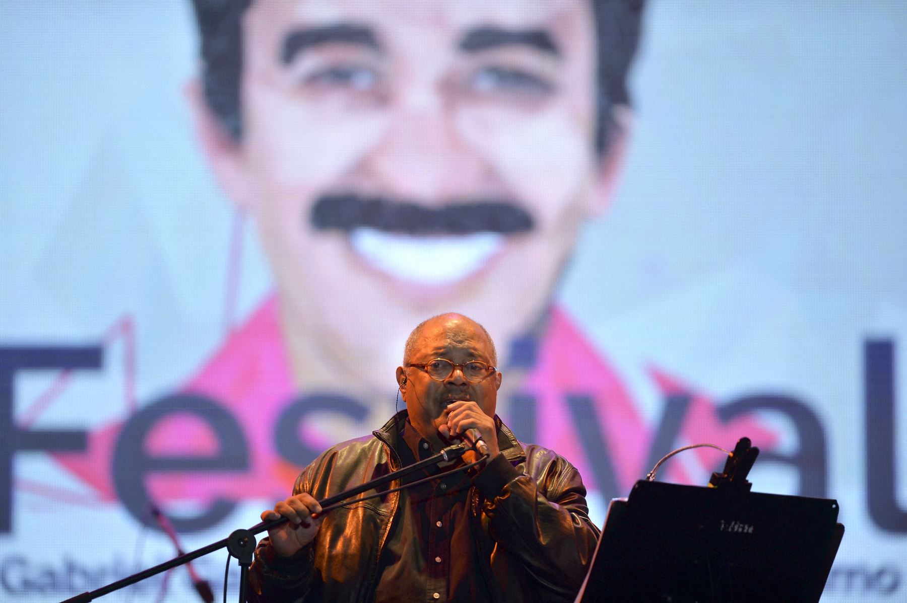 El músico cubano Pablo Milanés canta durante la ceremonia de clausura de la III edición del Premio de Periodismo Gabriel García Márquez que reconoce lo mejor del periodismo iberoamericano, en Medellín, departamento de Antioquia, Colombia, el 1 de octubre de 2015. Foto:AFP
