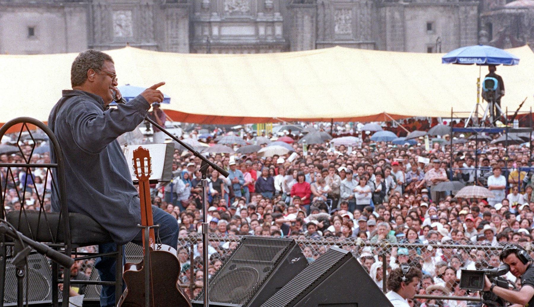 El cantante cubano Pablo Milanés canta en concierto el 10 de junio de 2000 en la Ciudad de México. Foto: AFP