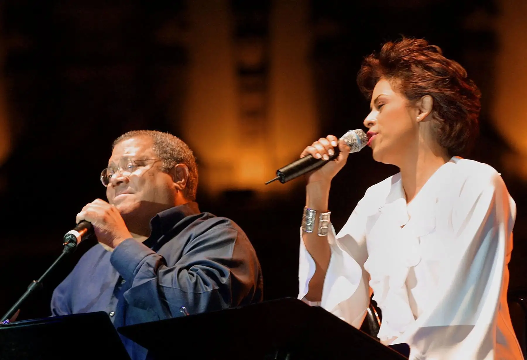 Pablo Milanés (L), cantante cubano, y la cantante mexicana Eugenia León (R) actúan en la Plaza de la Constitución, en la Ciudad de México, el 17 de febrero de 2002. Foto. AFP