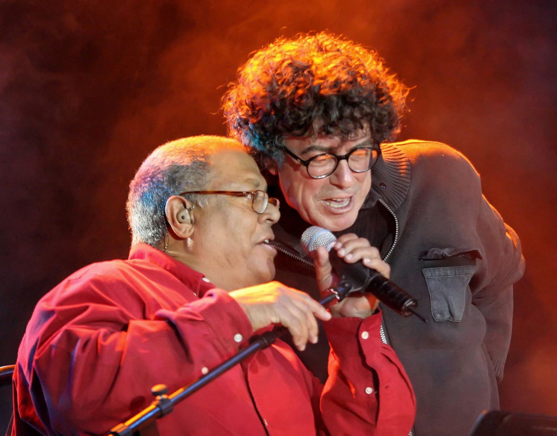 El cantante cubano Pablo Milanes (I) y el argentino Piero, cantan a dúo durante un concierto en el Ágora de la Casa de la Cultura ecuatoriana en Quito, el 18 de febrero de 2006. AFP
