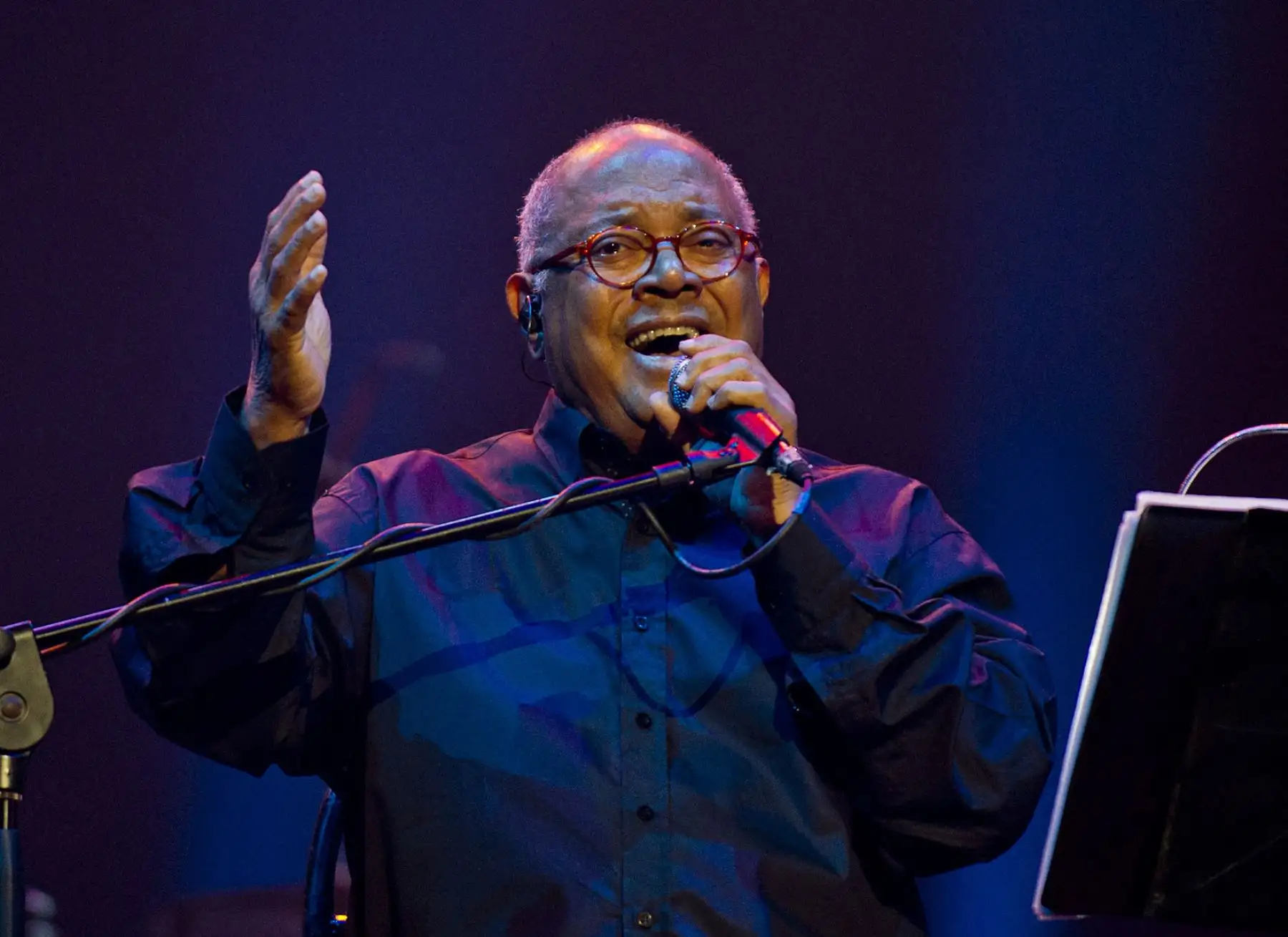 El músico cubano Pablo Milanés canta durante la inauguración de la XXXVI Muestra de Cine Latinoamericano en el teatro Karl Marx, el 4 de diciembre de 2014 en La Habana. FOTO AFp