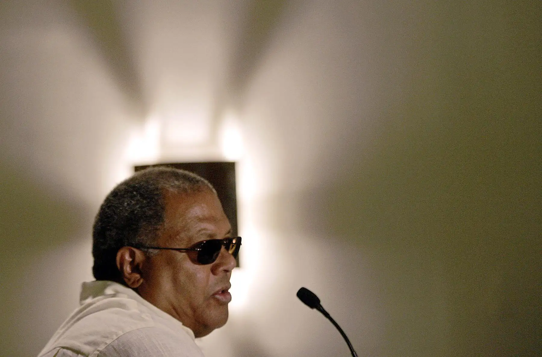 El cantante cubano Pablo Milanés realiza una conferencia de prensa el 03 de octubre de 2005, donde presento en Ciudad de México su nuevo disco "Como un campo de maíz". AFP