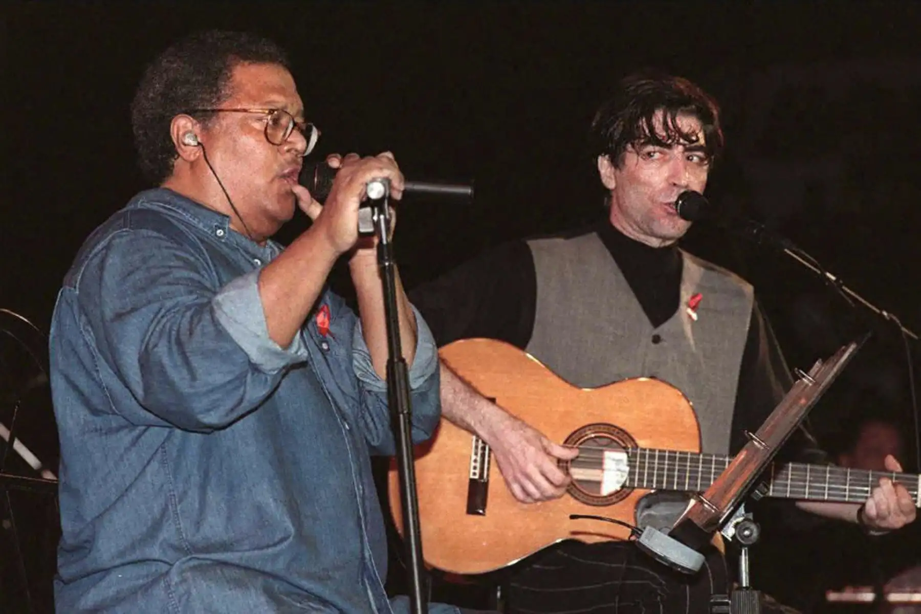 El cantante cubano Pablo Milanés  canta una canción dedicada a los pacientes con SIDA el 10 de mayo en el Parque Lenin en las afueras de La Habana. Lo acompaña el cantante español Joaquín Sabina. Foto: AFP