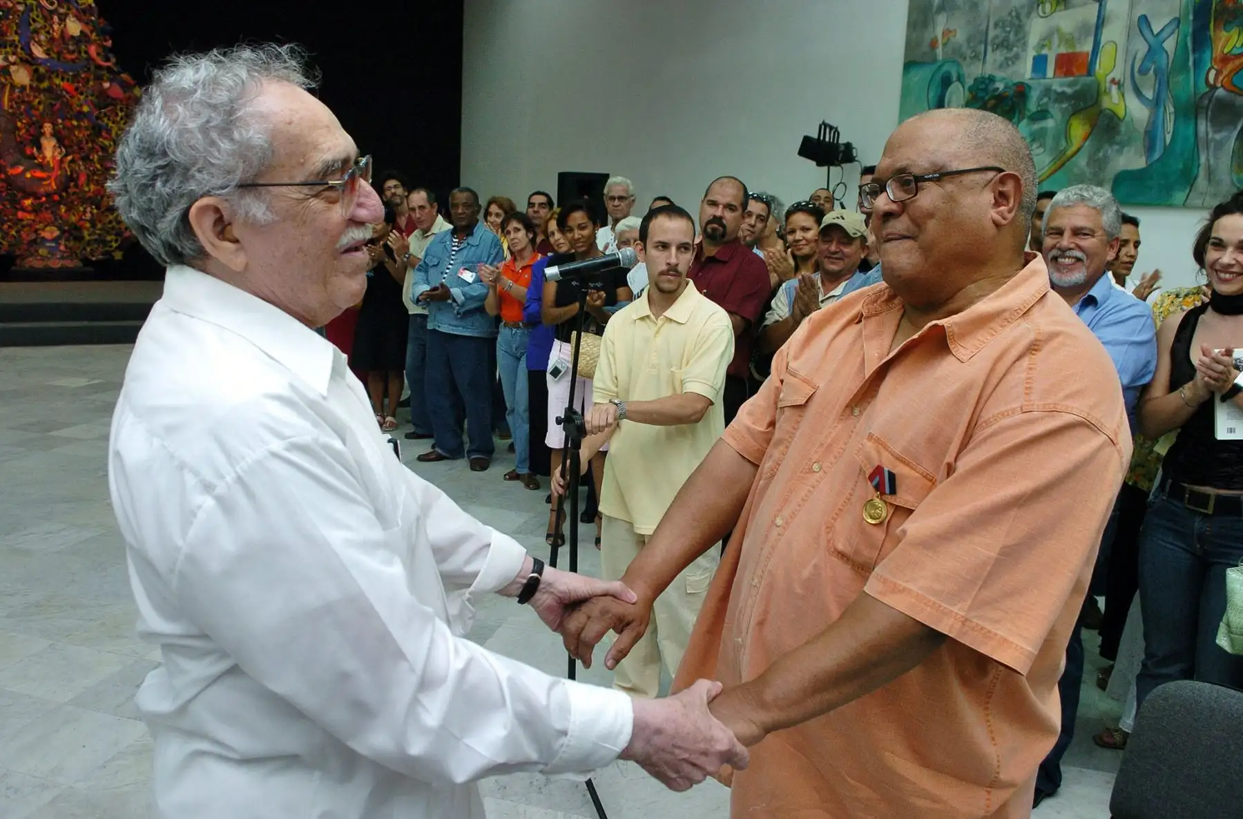 El escritor colombiano Gabriel García Márquez tras colocar la medalla Haydee SantamarIa, que otorga el Consejo de Estado de la República de Cuba, al cantautor cubano Pablo Milanés en la Casa de las AmEricas, en La Habana. Foto: EFE