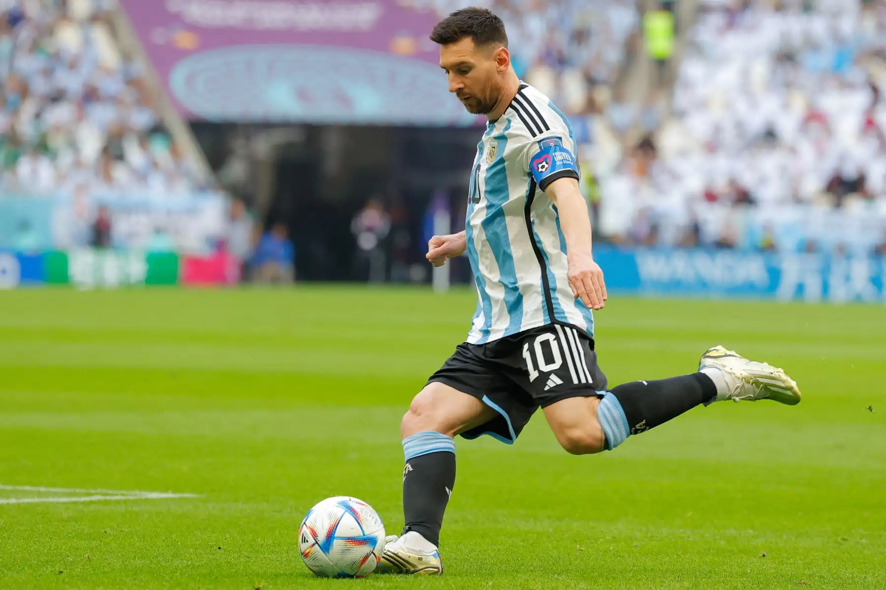 El delantero argentino Lionel Messi controla el balón durante el partido de fútbol del Grupo C de la Copa Mundial Catar 2022 entre Argentina y Arabia Saudita en el Estadio Lusail en Lusail, al norte de Doha, el 22 de noviembre de 2022. Foto: AFP