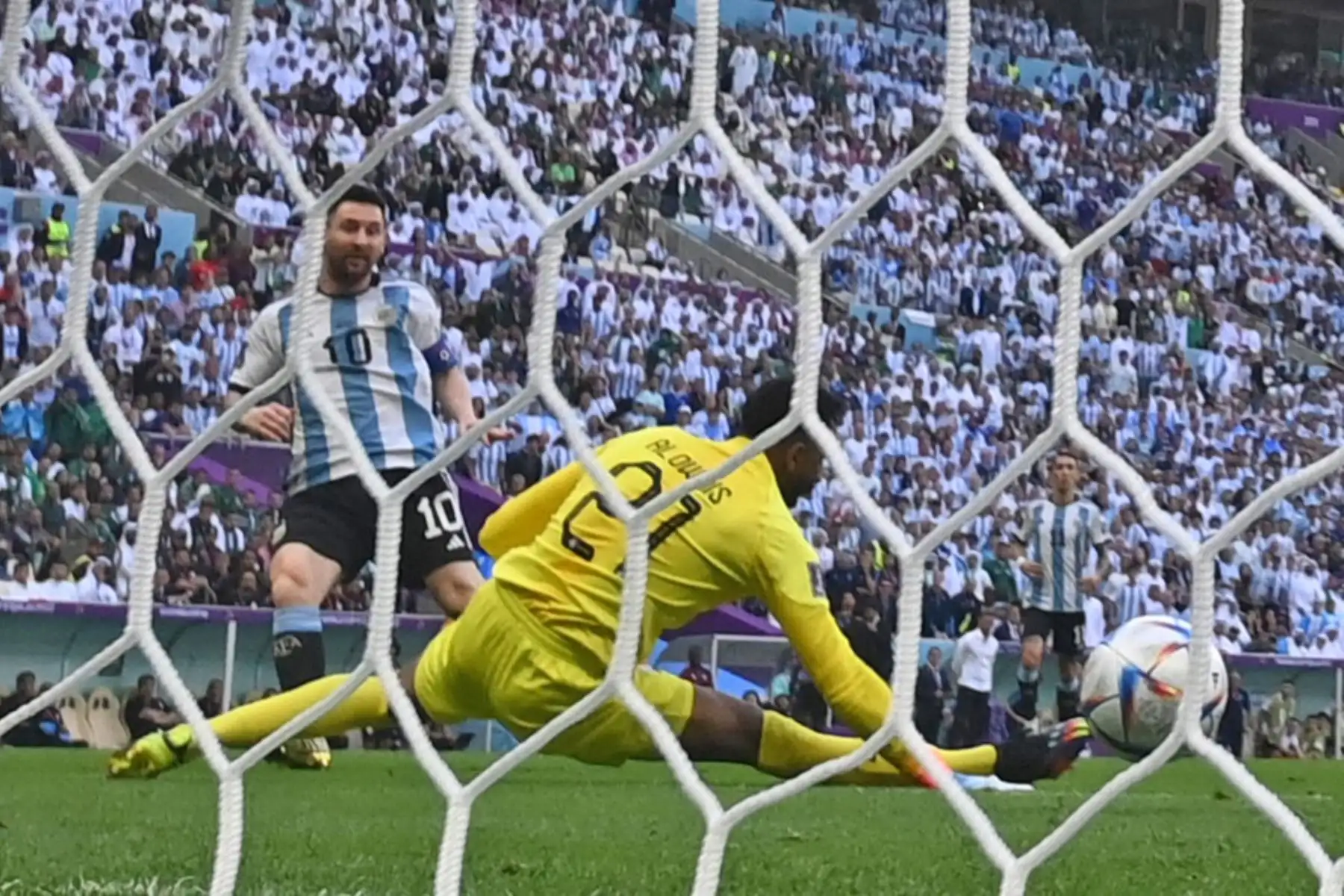 El delantero argentino Lionel Messi celebra marcar el primer gol de su equipo durante el partido de fútbol del Grupo C de la Copa Mundial Qatar 2022 entre Argentina y Arabia Saudita en el Estadio Lusail en Lusail, al norte de Doha. Foto: AFP