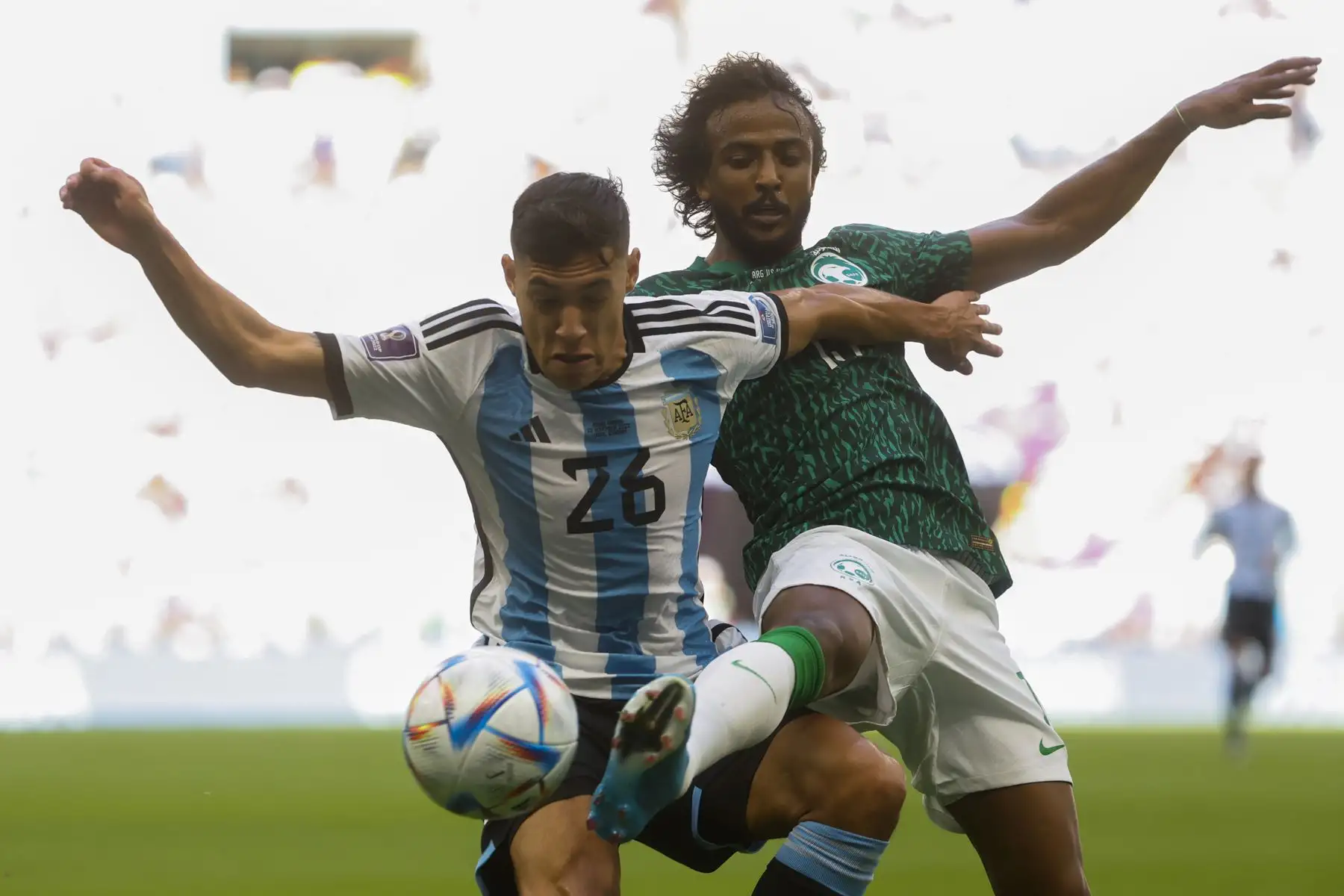 Nahuel Molina de Argentina disputa un balón con Yasser Alshahrani de Arabia Saudita hoy, en un partido de la fase de grupos del Mundial de Fútbol Catar 2022 entre Argentina y Arabia Saudita en el estadio de Lusail (Catar). Foto: EFE