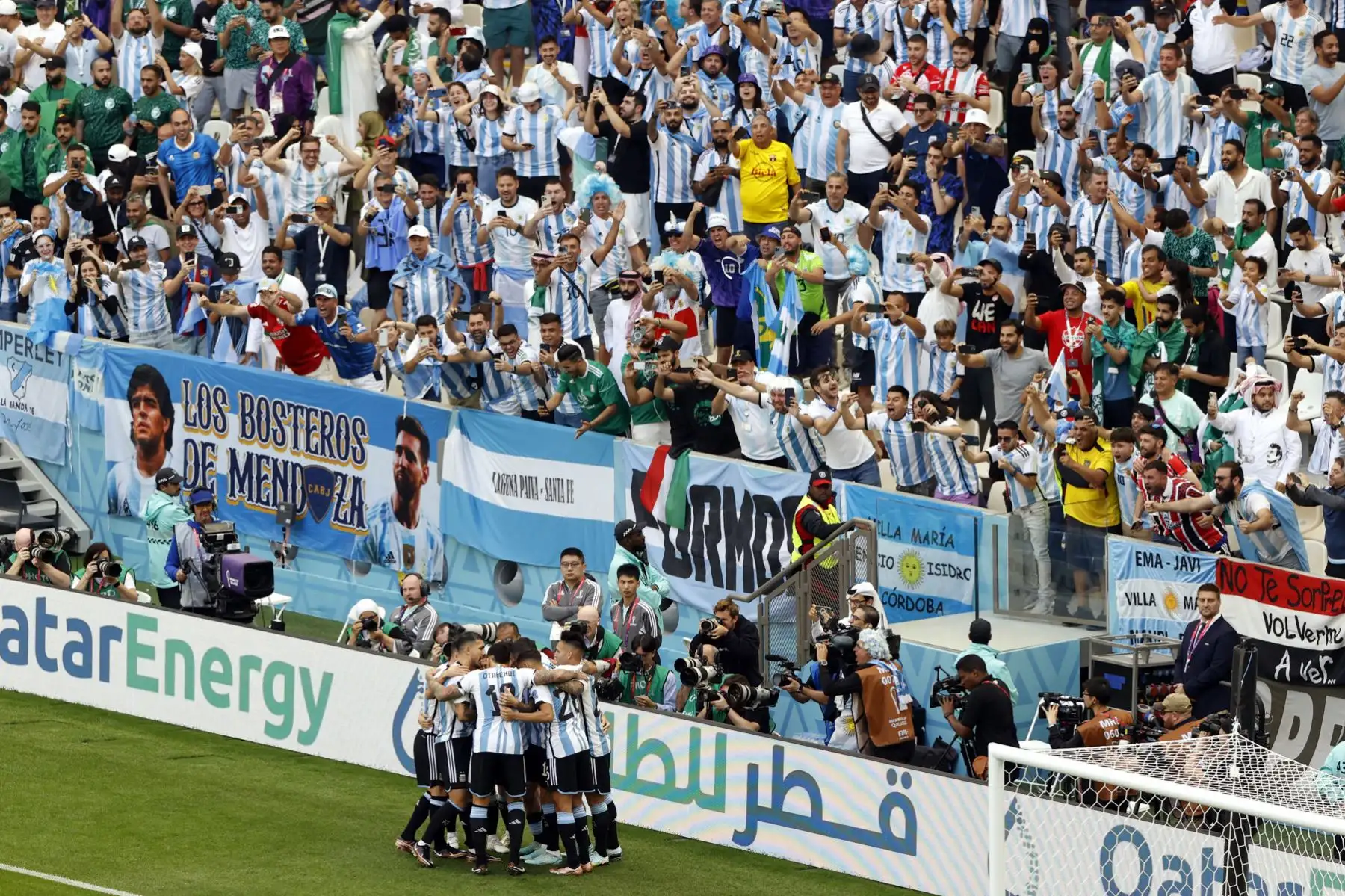 Los jugadores de Argentina celebran el 1-0 frente a sus seguidores durante el partido de fútbol del grupo C de la Copa Mundial de la FIFA 2022 entre Argentina y Arabia Saudita en el Estadio Lusail en Lusail, Catar. Foto: EFE