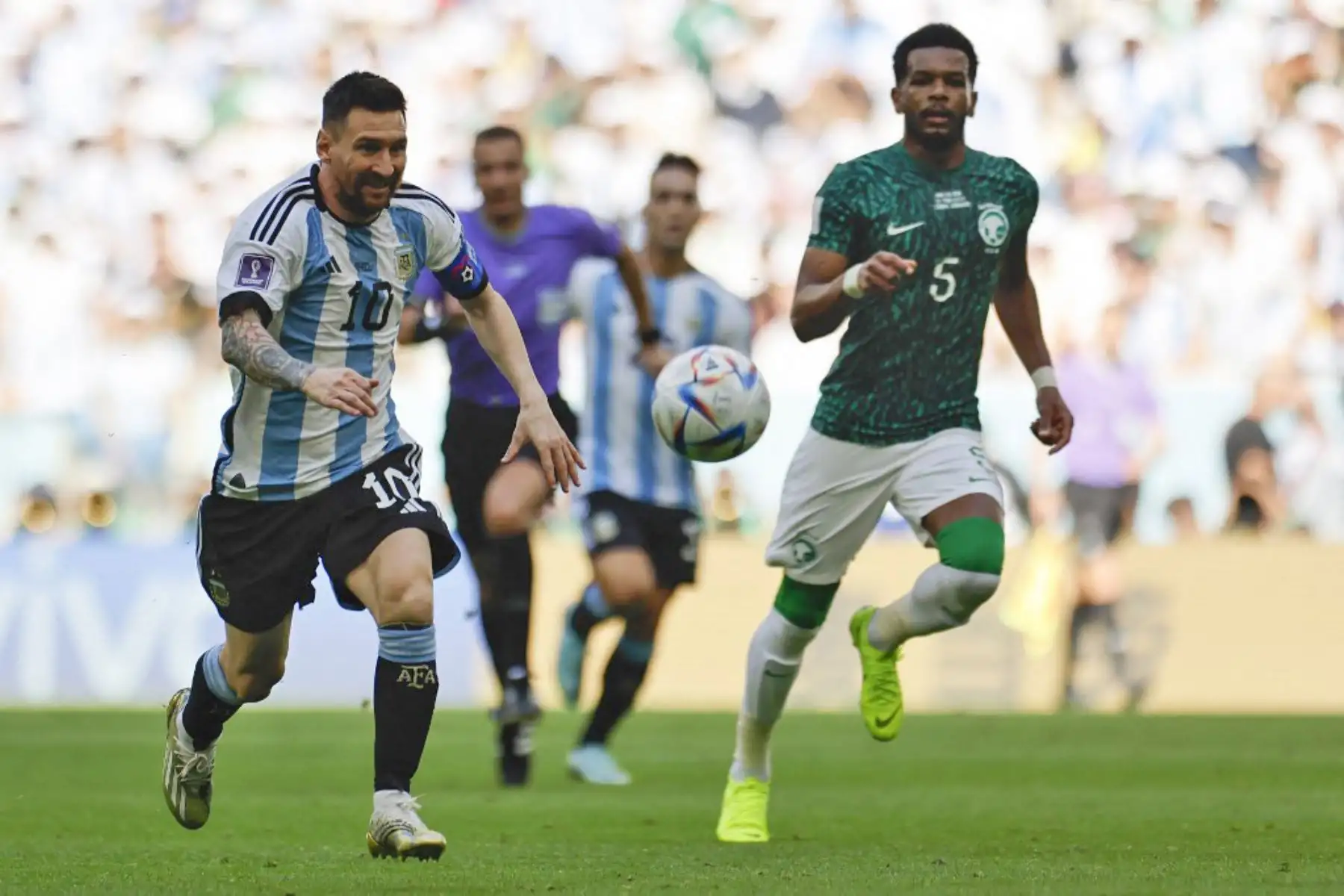 El delantero argentino Lionel Messi corre con el balón durante el partido de fútbol del Grupo C de la Copa Mundial Catar 2022 entre Argentina y Arabia Saudita en el Estadio Lusail en Lusail. Foto: AFP