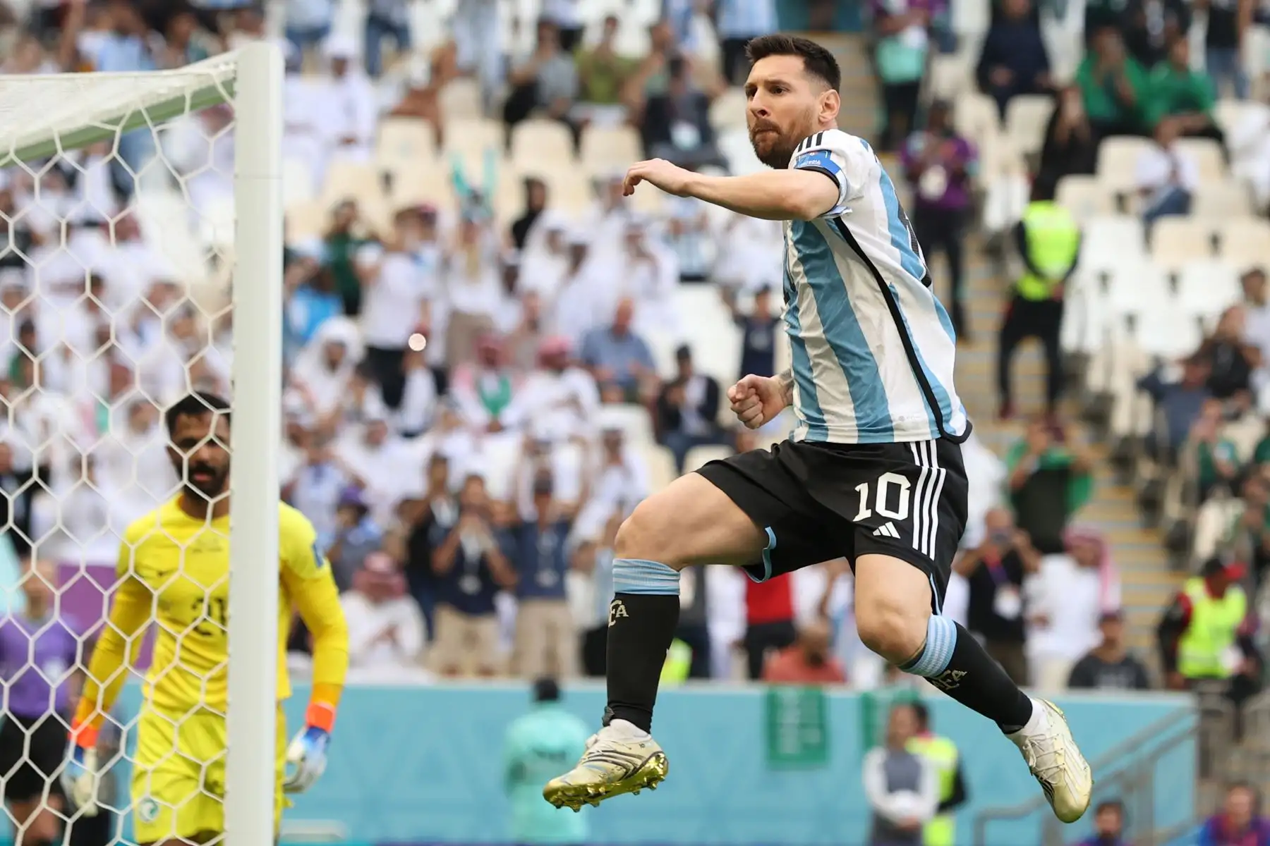 El delantero argentino Lionel Messi celebra marcar el primer gol de su equipo durante el partido de fútbol del Grupo C de la Copa Mundial Catar 2022 entre Argentina y Arabia Saudita en el Estadio Lusail en Lusail, al norte de Doha. Foto: EFE