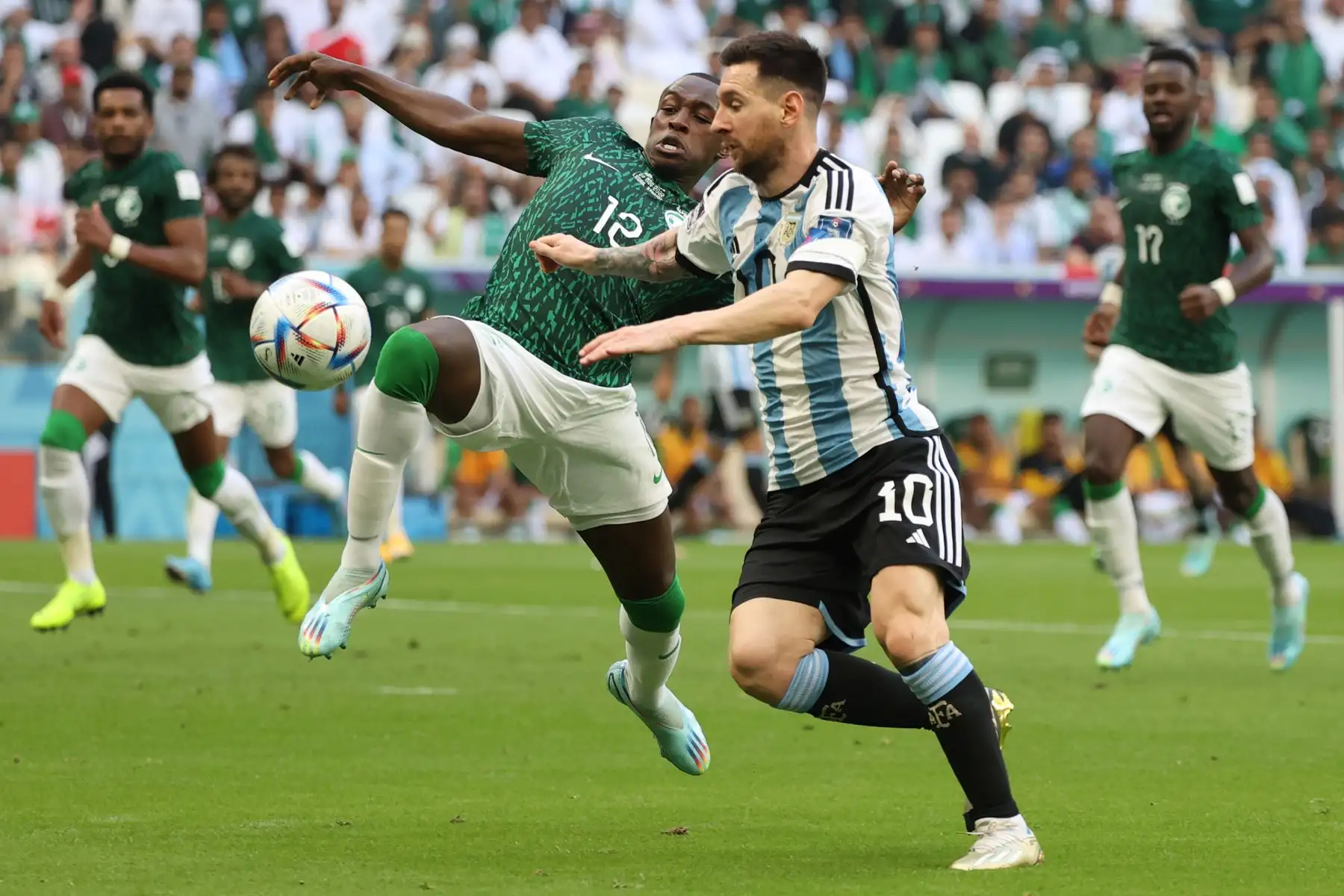 Lionel Messi de Argentina en acción contra Saud Abdulhamid de Arabia Saudita durante el partido de fútbol del grupo C de la Copa Mundial de la FIFA 2022 entre Argentina y Arabia Saudita en el Estadio Lusail en Lusail, Catar. Foto: EFE