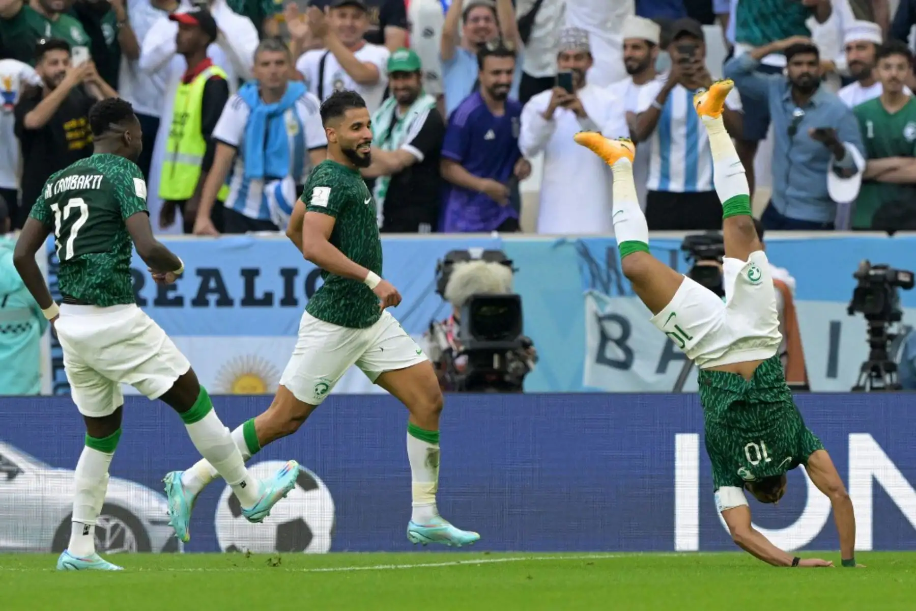 El mediocampista de Arabia Saudita Salem Al-Dawsari, celebra marcar el segundo gol de su equipo durante el partido de fútbol del Grupo C de la Copa Mundial Qatar 2022 entre Argentina y Arabia Saudita en el Estadio Lusail en Lusail. Foto: AFP