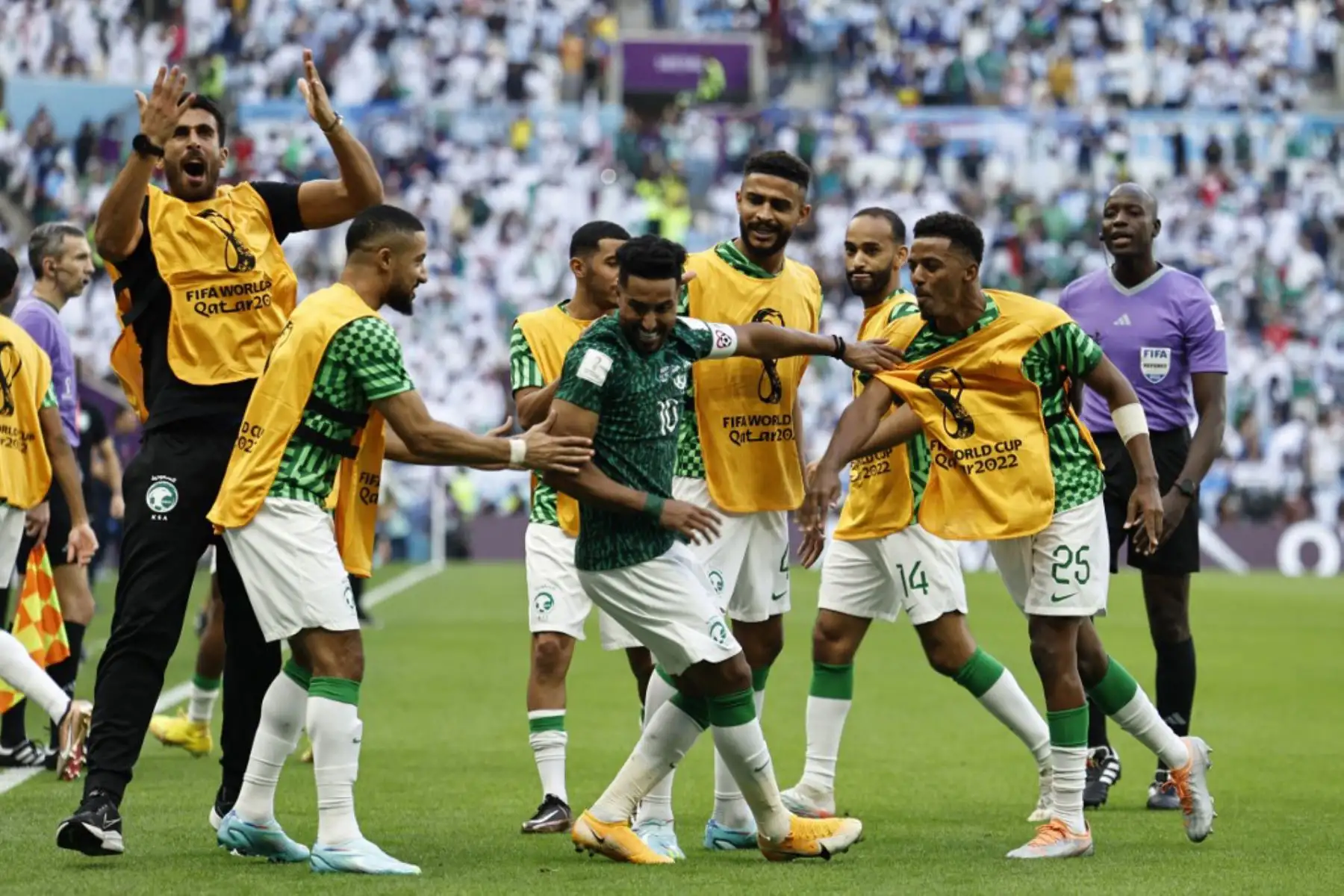 El mediocampista de Arabia Saudita Salem Al-Dawsari, celebra marcar el segundo gol de su equipo durante el partido de fútbol del Grupo C de la Copa Mundial Qatar 2022 entre Argentina y Arabia Saudita en el Estadio Lusail en Lusail. Foto: AFP