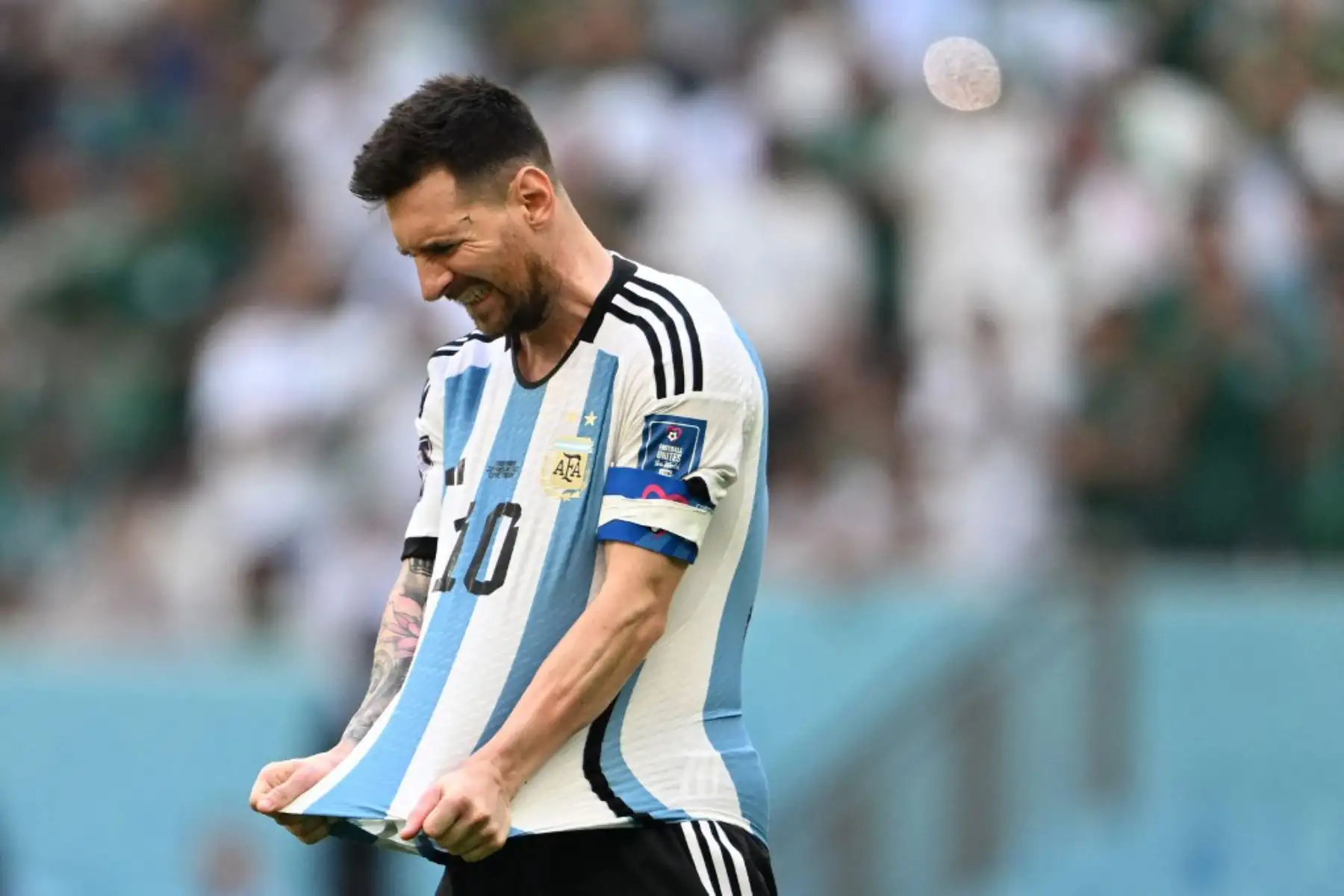 El delantero argentino Lionel Messi reacciona durante el partido de fútbol del Grupo C de la Copa Mundial Catar 2022 entre Argentina y Arabia Saudita en el Estadio Lusail en Lusail, al norte de Doha. Foto: AFP