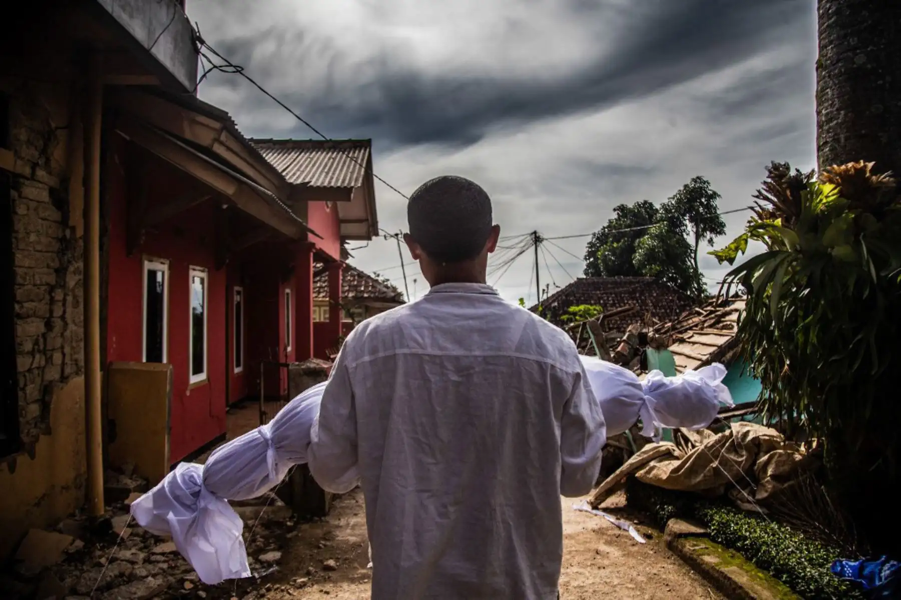 Las autoridades de Indonesia cifraron este martes en 268 los muertos y en más de 1.000 los heridos por el terremoto de magnitud 5,6 que la víspera sacudió la isla indonesia de Java. Foto: AFP