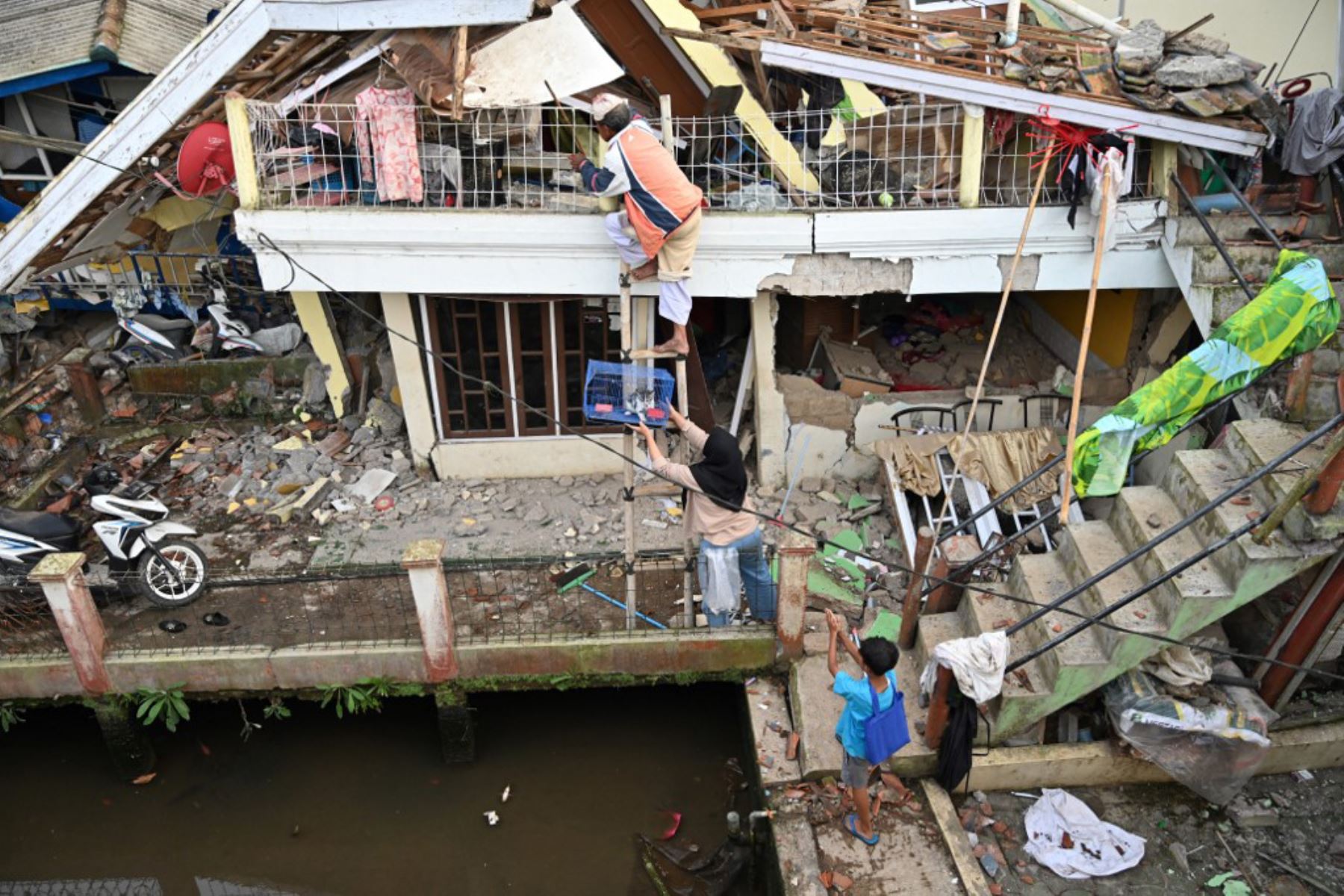Las autoridades de Indonesia cifraron este martes en 268 los muertos y en más de 1.000 los heridos por el terremoto de magnitud 5,6 que la víspera sacudió la isla indonesia de Java. Foto: AFP