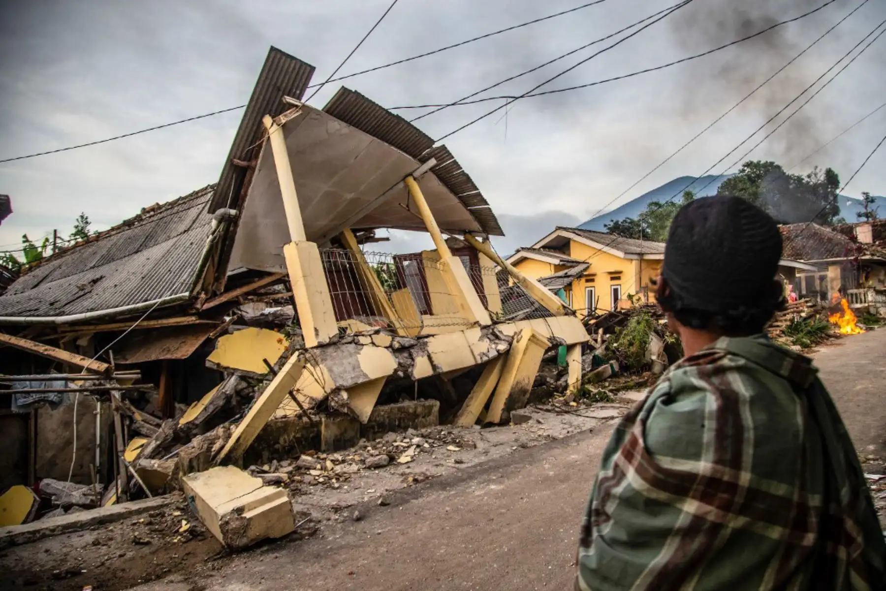 Las autoridades de Indonesia cifraron este martes en 268 los muertos y en más de 1.000 los heridos por el terremoto de magnitud 5,6 que la víspera sacudió la isla indonesia de Java. Foto: AFP