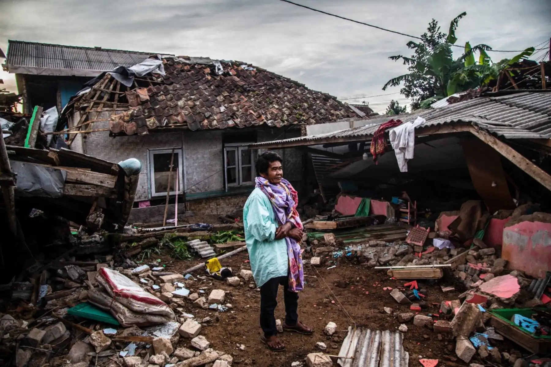 Según el último parte de la Agencia Nacional para la Gestión de Desastres (BNPB) de Indonesia, se han verificado 268 muertes, 1.083 heridos y 151 personas siguen desparecidas por el terremoto registrado a las 13.21 hora local (6.21 GMT) del lunes y a 10 kilómetros de profundidad cerca de la localidad de Cianjur. Foto: AFP