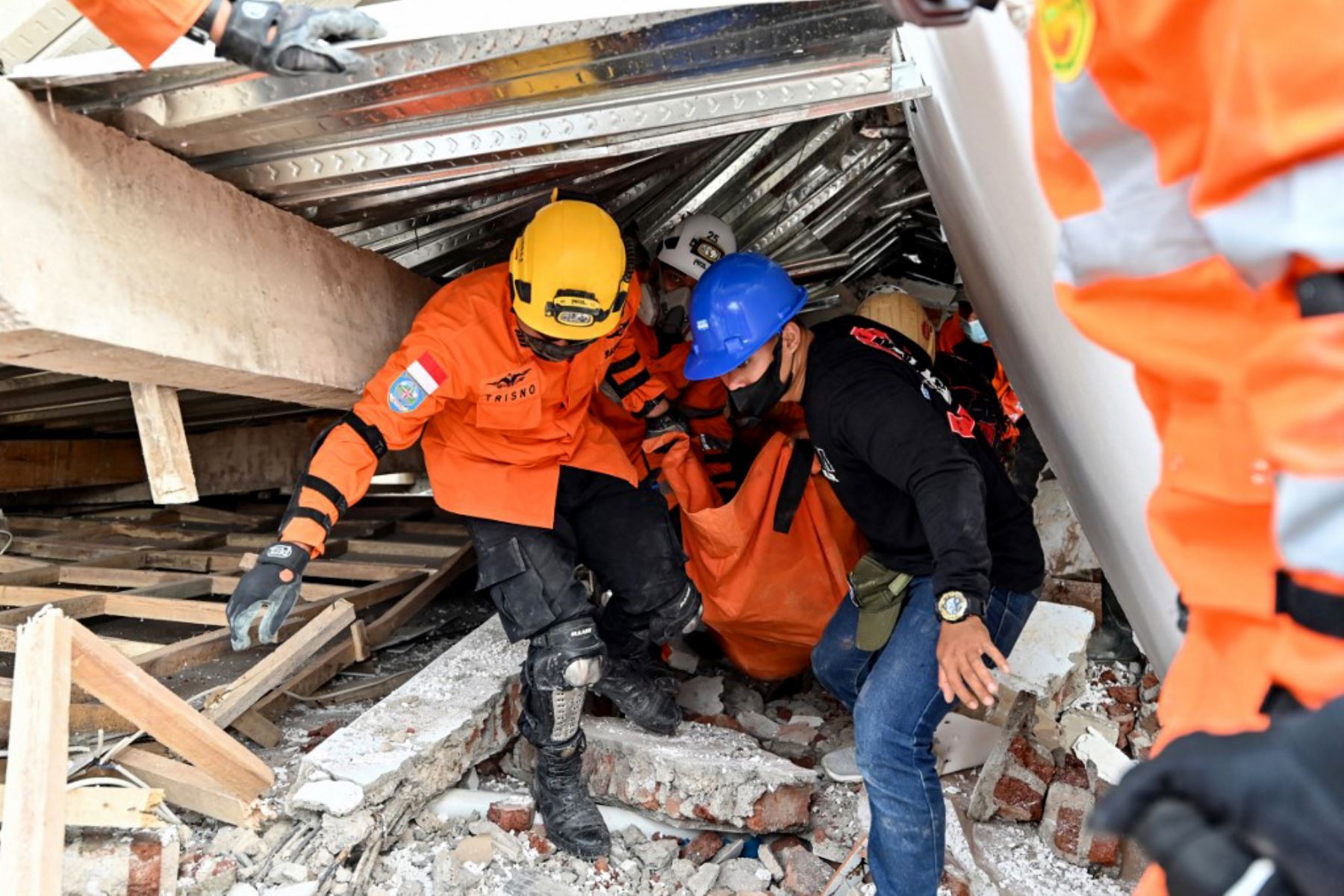 Según el último parte de la Agencia Nacional para la Gestión de Desastres (BNPB) de Indonesia, se han verificado 268 muertes, 1.083 heridos y 151 personas siguen desparecidas por el terremoto registrado a las 13.21 hora local (6.21 GMT) del lunes y a 10 kilómetros de profundidad cerca de la localidad de Cianjur. Foto: AFP