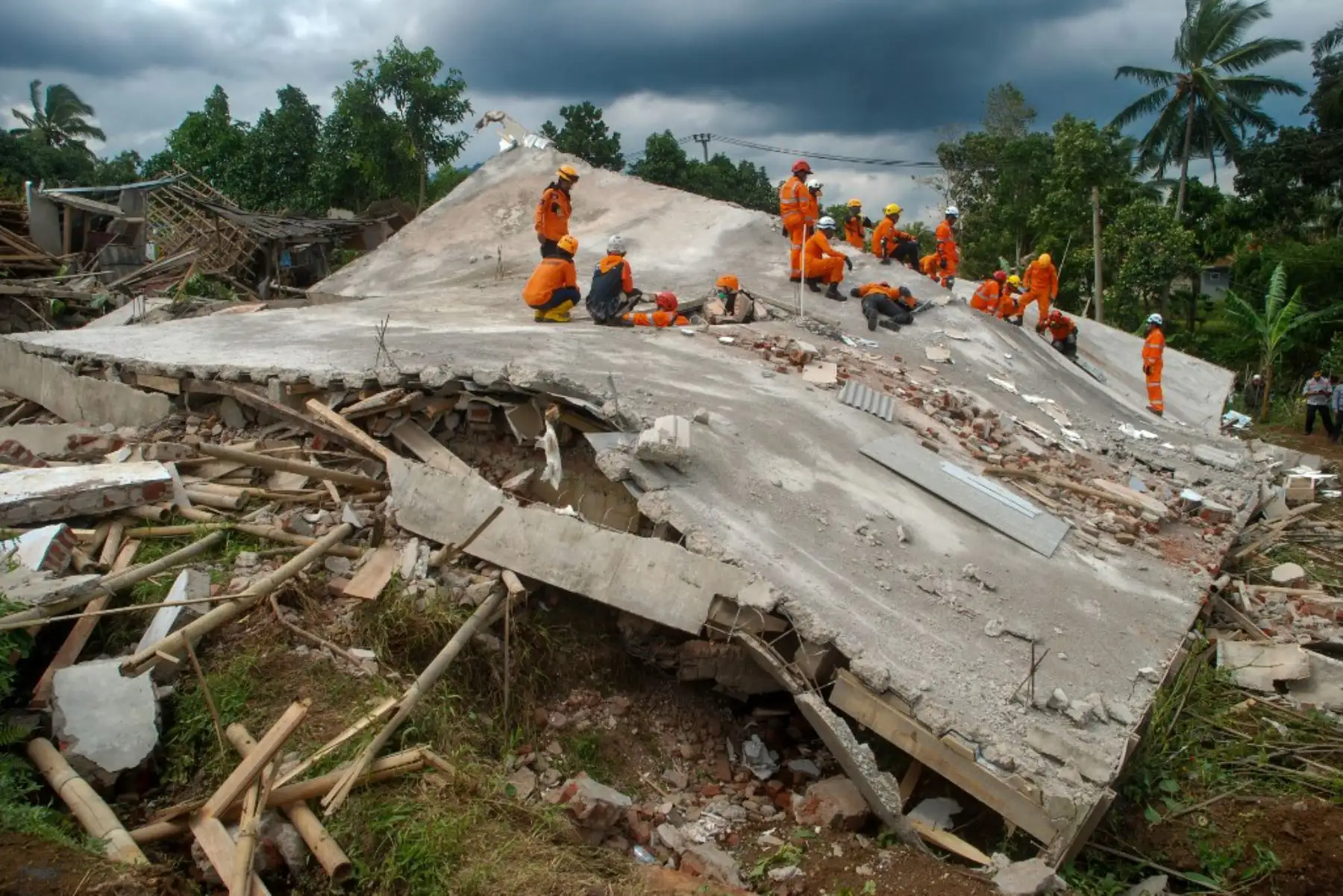 La mayoría de las víctimas del seísmo, ocurrido a 75 kilómetros de Yakarta, murieron aplastadas por el colapso de los edificios, detallaron las autoridades. Foto: AFP