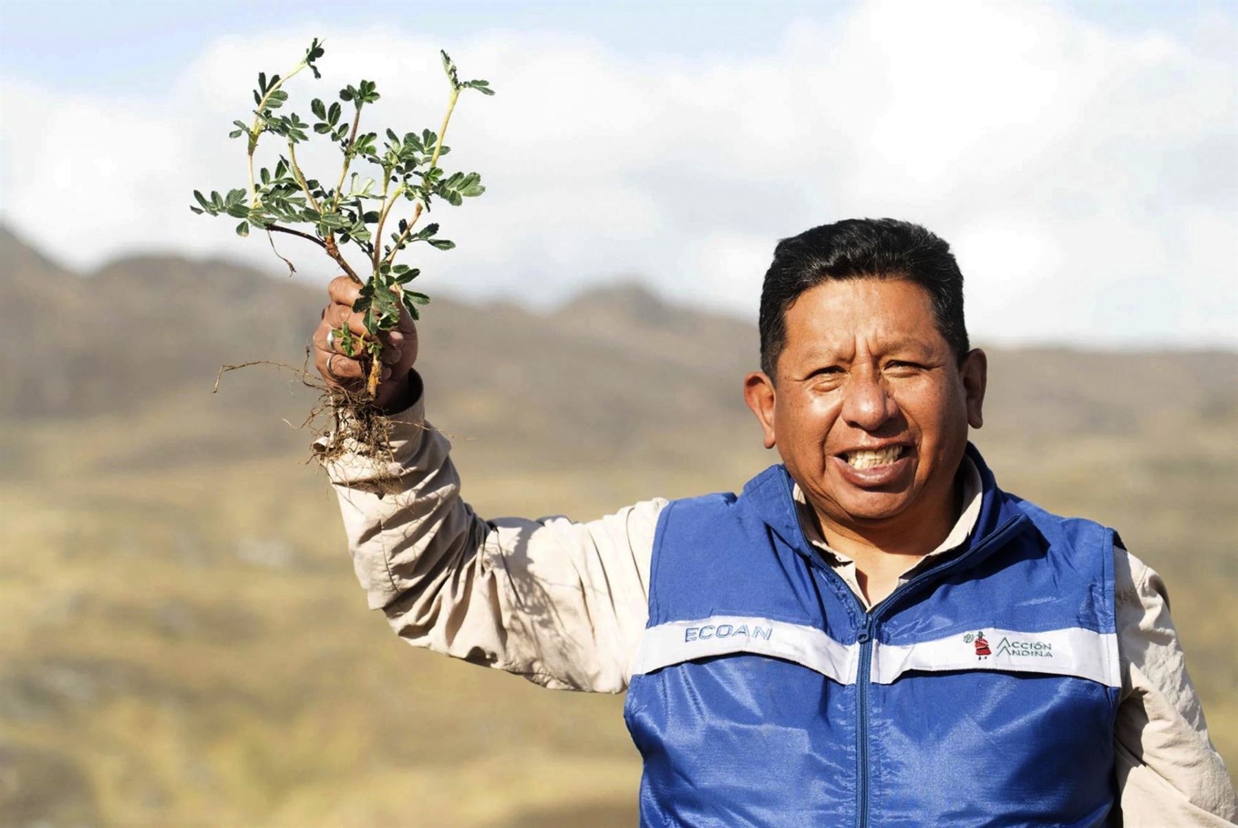 El biólogo peruano Constantino Aucca Chutas ganó el premio Campeones de la Tierra del 2022, el galardón ambiental más importante de la ONU. Foto: Efe/UNEP/Diego Rotmistrovksy.