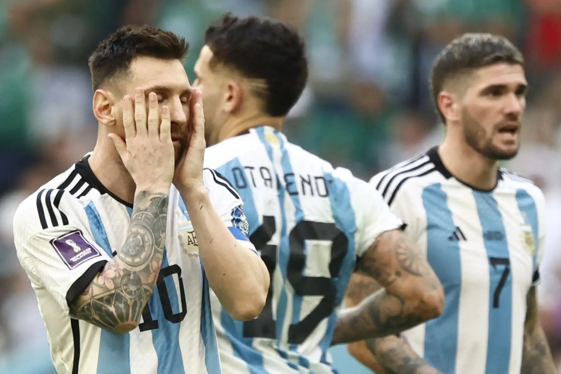 Lionel Messi de Argentina reacciona hoy, en un partido de la fase de grupos del Mundial de Fútbol Catar 2022 entre Argentina y Arabia Saudita en el estadio de Lusail (Catar). Foto: EFE