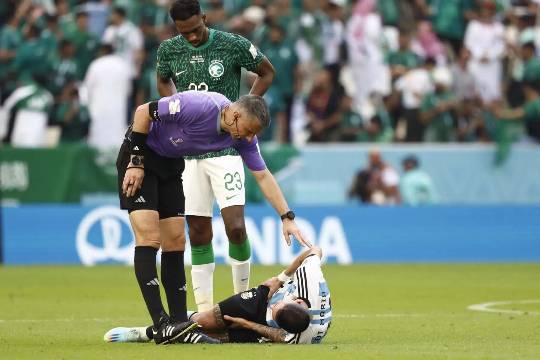 Ángel Di María de Argentina tras una falta hoy, en un partido de la fase de grupos del Mundial de Fútbol Qatar 2022 entre Argentina y Arabia Saudita en el estadio de Lusail (Catar).