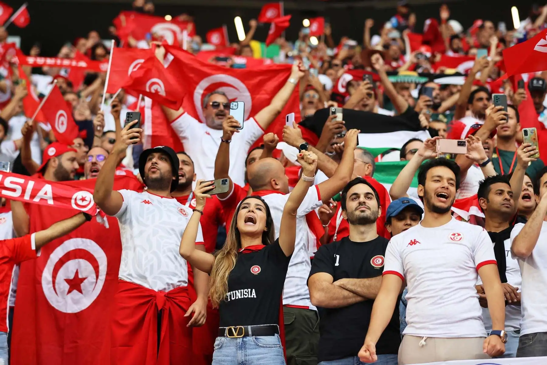 Aficionados de Túnez animan antes del partido de fútbol del grupo D de la Copa Mundial de la FIFA 2022 entre Dinamarca y Túnez en el Education City Stadium de Doha, Catar. Foto: AFP