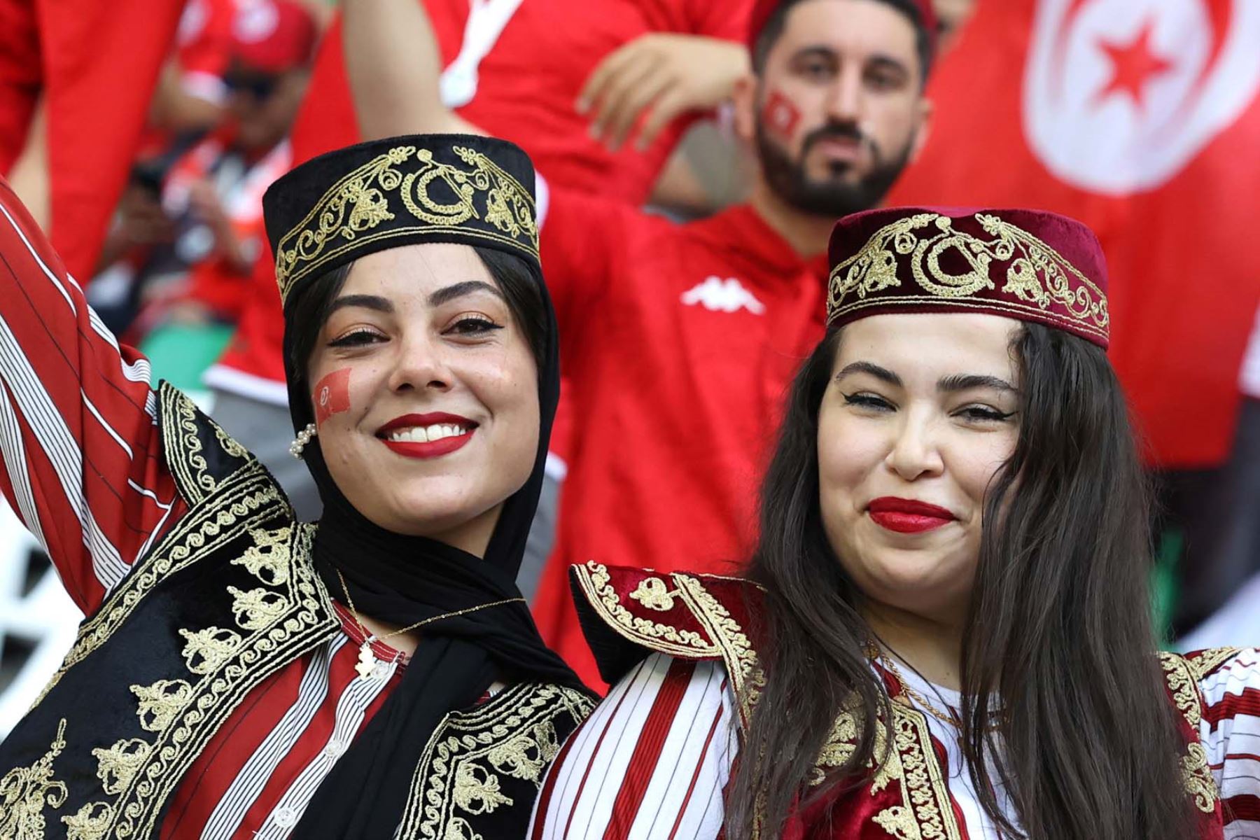 Aficionados de Túnez animan antes del partido de fútbol del grupo D de la Copa Mundial de la FIFA 2022 entre Dinamarca y Túnez en el Education City Stadium de Doha, Catar. Foto: AFP