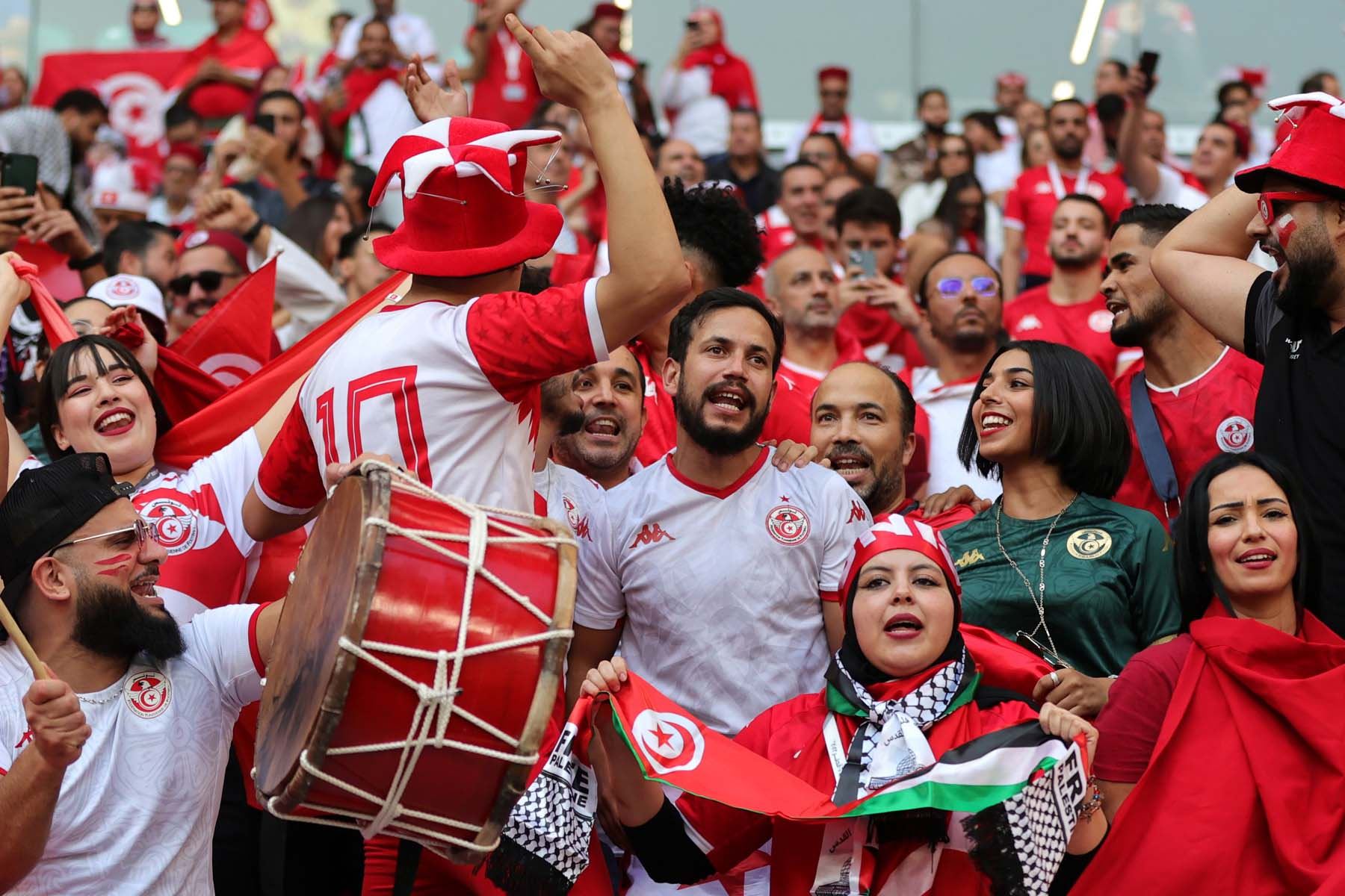 Aficionados de Túnez animan antes del partido de fútbol del grupo D de la Copa Mundial de la FIFA 2022 entre Dinamarca y Túnez en el Education City Stadium de Doha, Catar. Foto: AFP