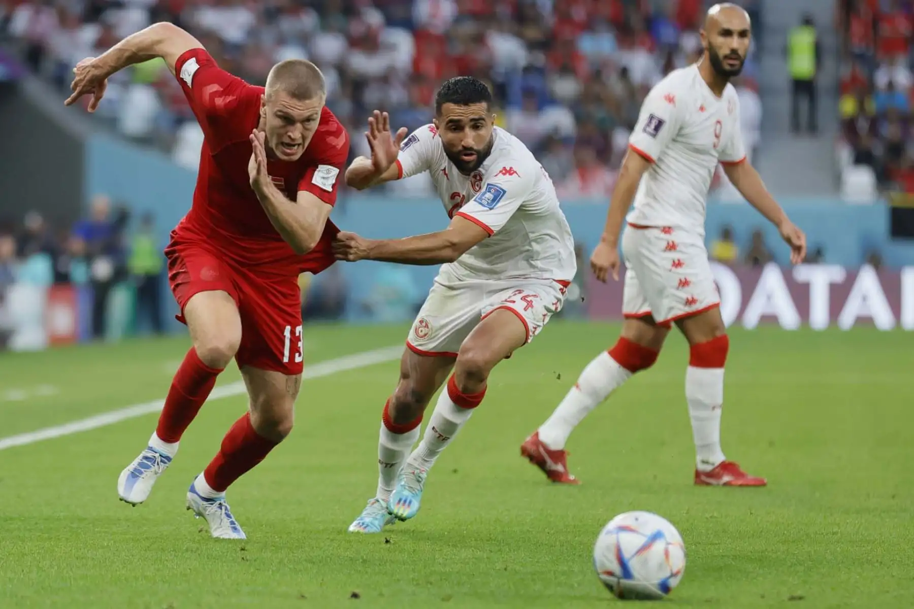 Rasmus Kristensen de Dinamarca en acción contra Anis Ben Slimane de Túnez durante el partido de fútbol del grupo D de la Copa Mundial de la FIFA 2022 entre Dinamarca y Túnez en el Estadio Education City en Doha, Catar. Foto: EFE