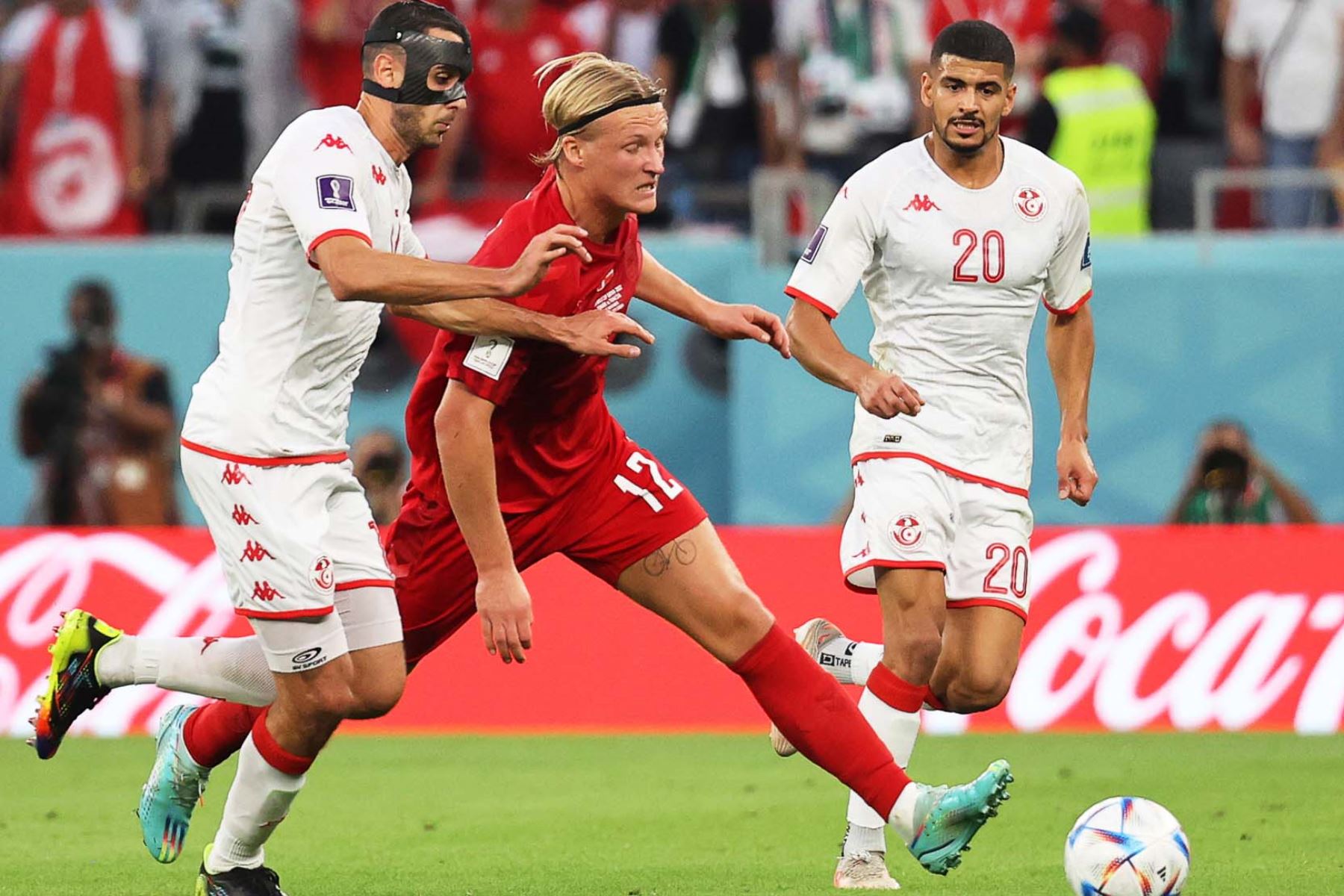 Kasper Dolberg de Dinamarca en acción contra los jugadores tunecinos Ellyes Skhiri  y Mohamed Draeger (R) durante el partido de fútbol del grupo D de la Copa Mundial de la FIFA 2022 entre Dinamarca y Túnez en Estadio Education City en Doha, Catar. Foto: EFE