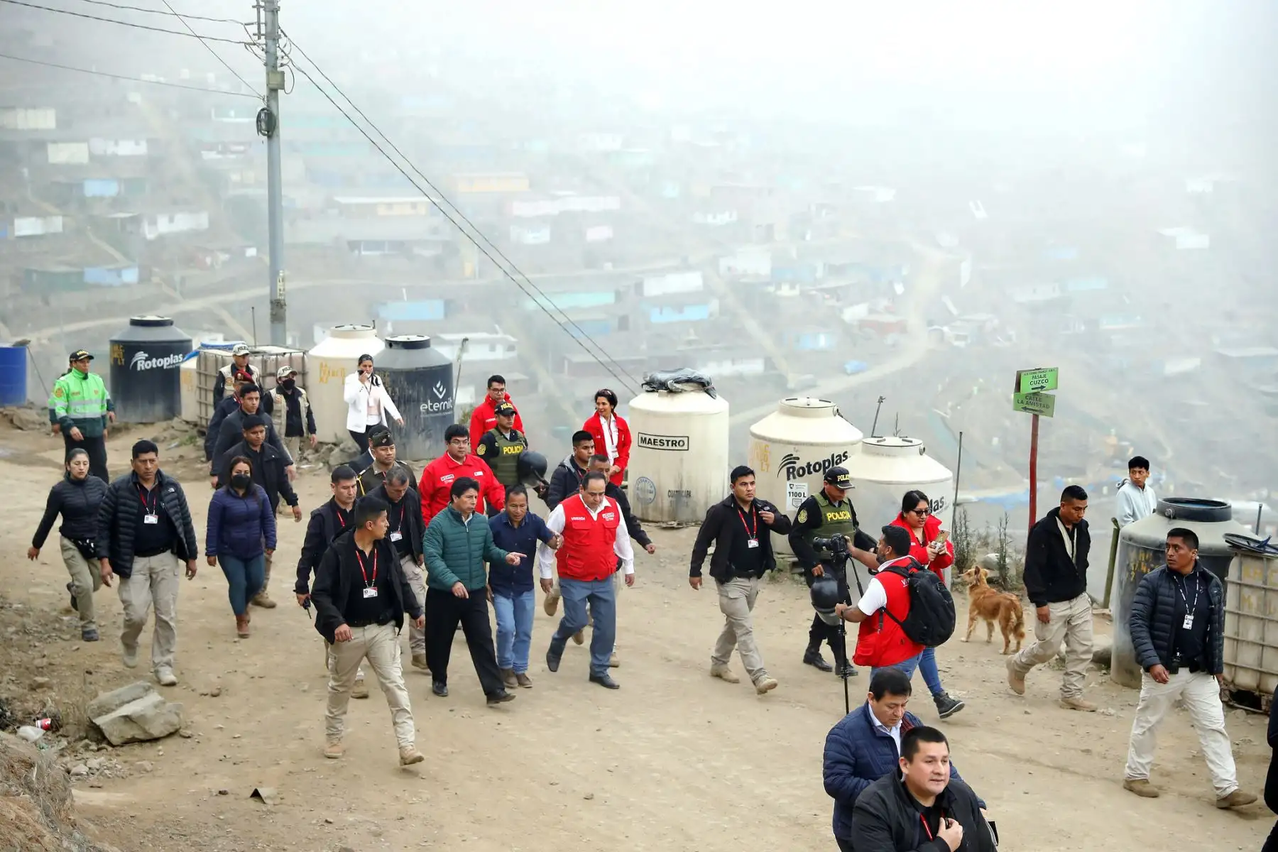 El presidente de la República, Pedro Castillo Terrones, junto al ministro de Vivienda, Construcción y Saneamiento, César Paniagua Chacón, visitó a la familia Venegas Herrera cuya vivienda, afectada por un incendio, fue reconstruida con apoyo de sus vecinos y del Ministerio de Vivienda, Construcción y Saneamiento. Foto: ANDINA/ Prensa Presidencia