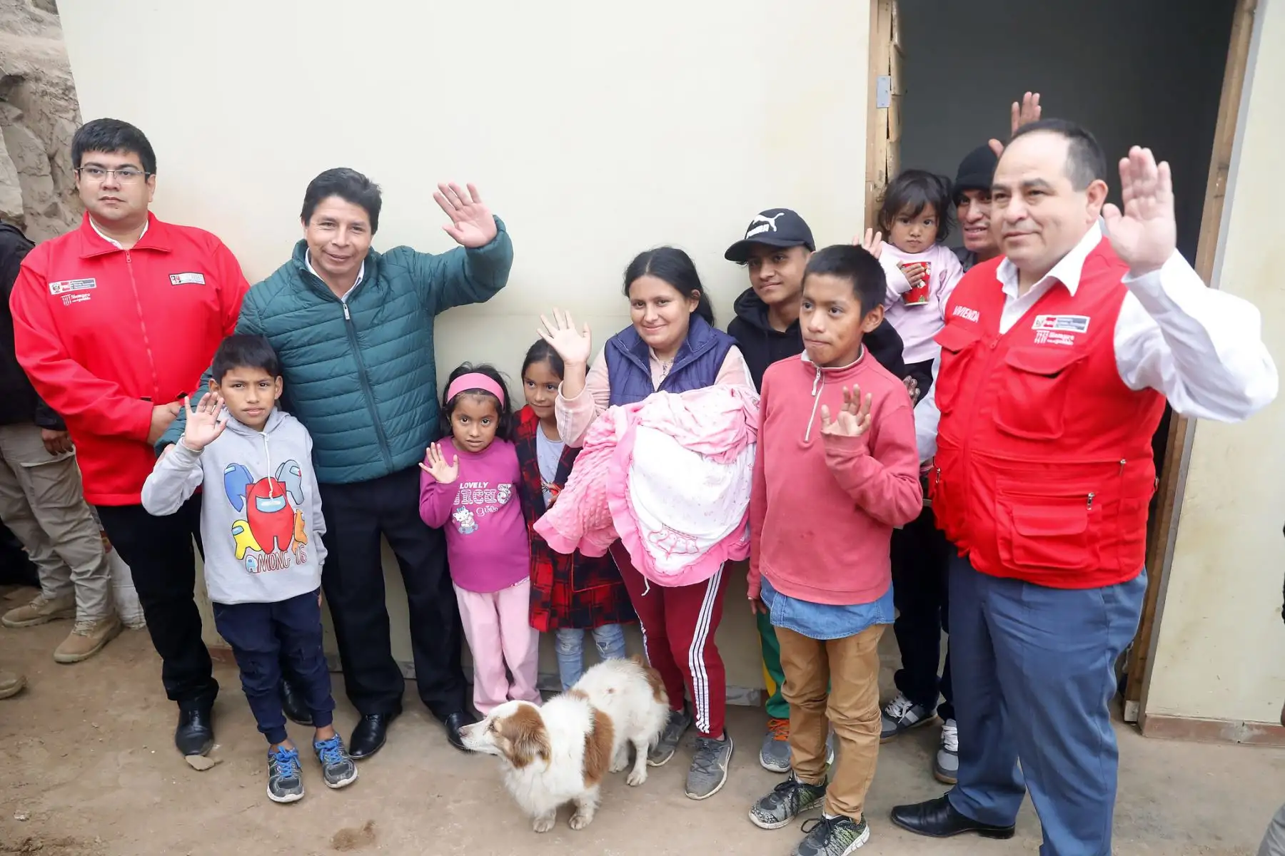 El presidente de la República, Pedro Castillo Terrones, junto al ministro de Vivienda, Construcción y Saneamiento, César Paniagua Chacón, visitó a la familia Venegas Herrera cuya vivienda, afectada por un incendio, fue reconstruida con apoyo de sus vecinos y del Ministerio de Vivienda, Construcción y Saneamiento. Foto: ANDINA/ Prensa Presidencia