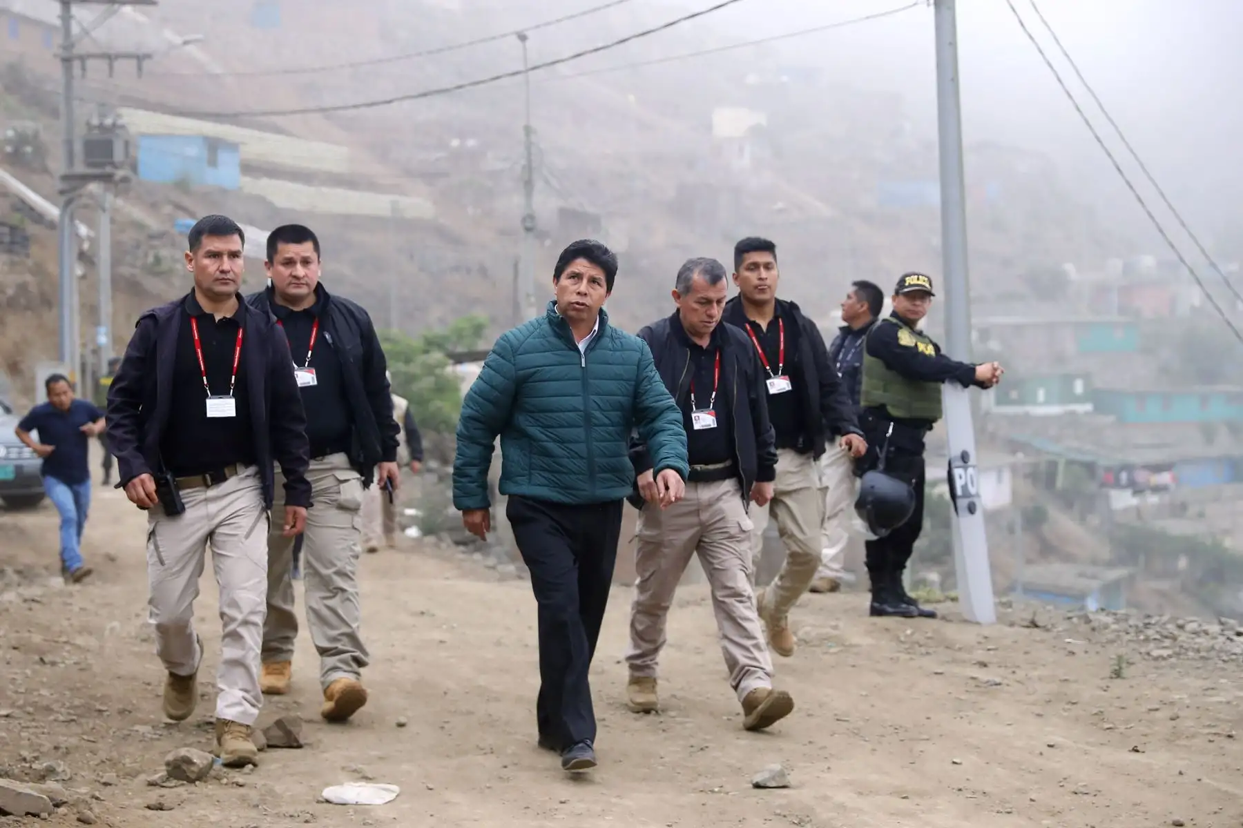El presidente de la República, Pedro Castillo Terrones, junto al ministro de Vivienda, Construcción y Saneamiento, César Paniagua Chacón, visitó a la familia Venegas Herrera cuya vivienda, afectada por un incendio, fue reconstruida con apoyo de sus vecinos y del Ministerio de Vivienda, Construcción y Saneamiento. Foto: ANDINA/ Prensa Presidencia
