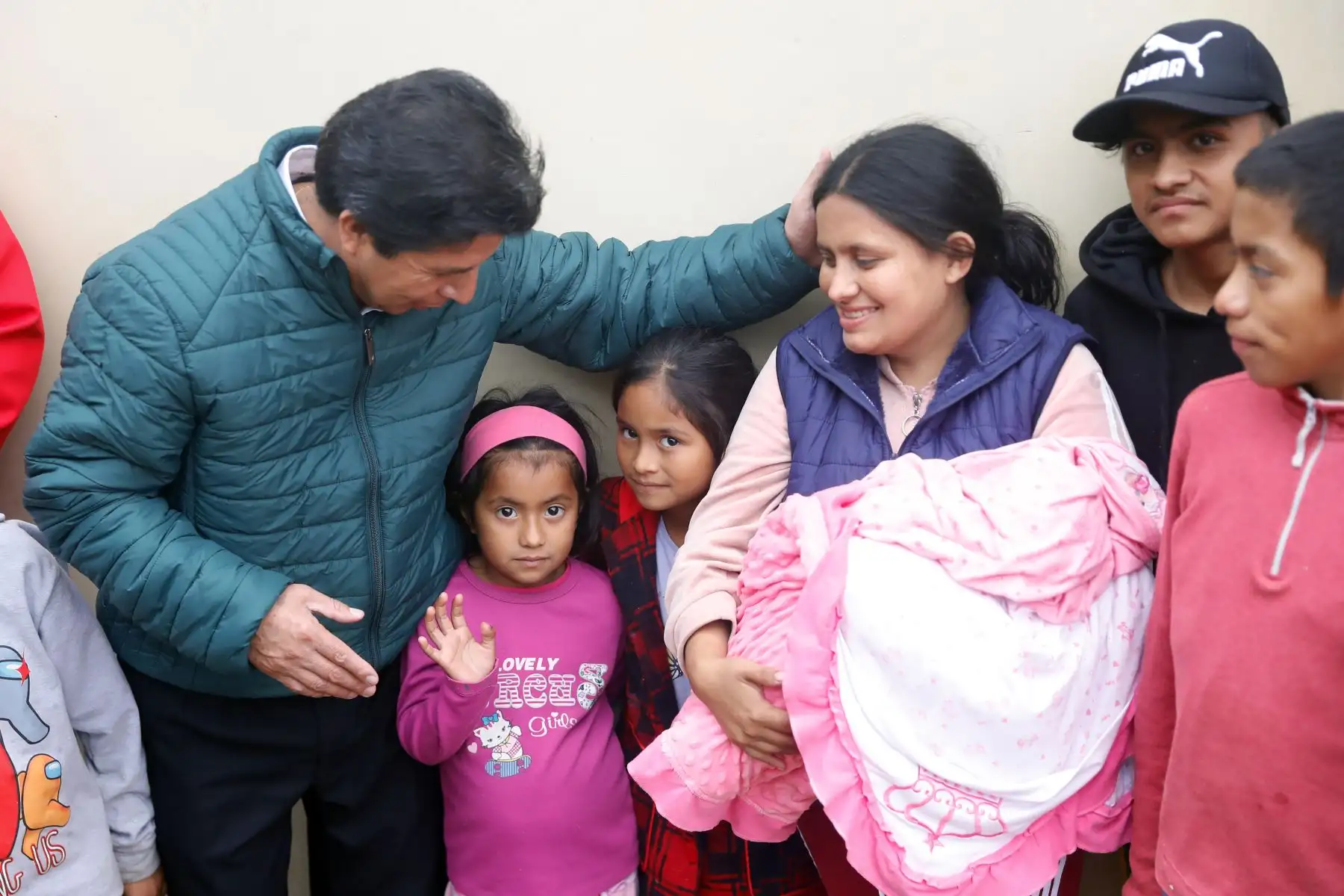 El presidente de la República, Pedro Castillo Terrones, junto al ministro de Vivienda, Construcción y Saneamiento, César Paniagua Chacón, visitó a la familia Venegas Herrera cuya vivienda, afectada por un incendio, fue reconstruida con apoyo de sus vecinos y del Ministerio de Vivienda, Construcción y Saneamiento. Foto: ANDINA/ Prensa Presidencia