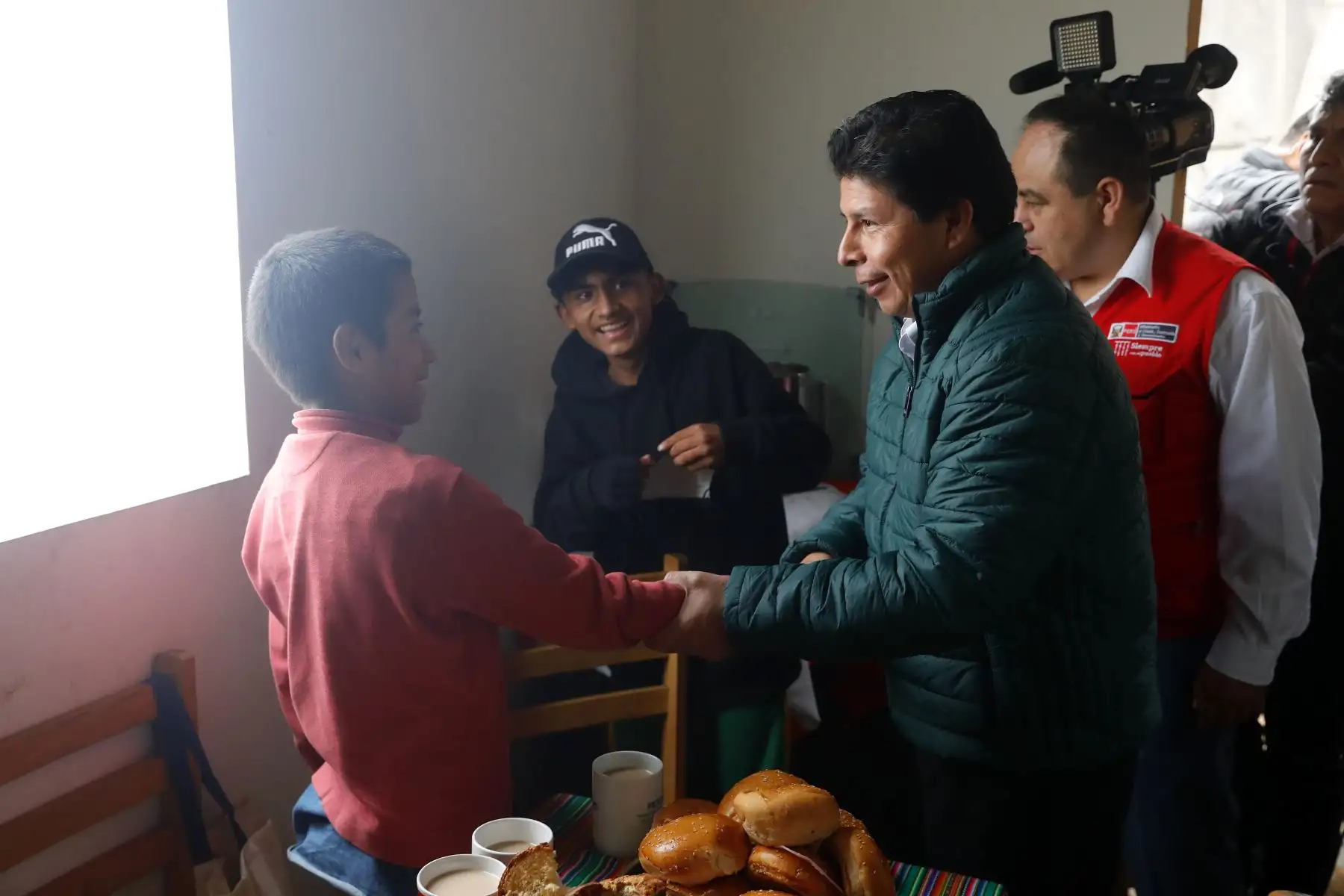 El presidente de la República, Pedro Castillo Terrones, junto al ministro de Vivienda, Construcción y Saneamiento, César Paniagua Chacón, visitó a la familia Venegas Herrera cuya vivienda, afectada por un incendio, fue reconstruida con apoyo de sus vecinos y del Ministerio de Vivienda, Construcción y Saneamiento. Foto: ANDINA/ Prensa Presidencia