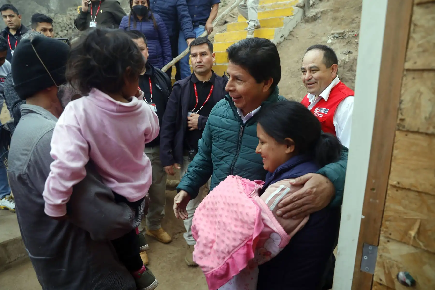 El presidente de la República, Pedro Castillo Terrones, junto al ministro de Vivienda, Construcción y Saneamiento, César Paniagua Chacón, visitó a la familia Venegas Herrera cuya vivienda, afectada por un incendio, fue reconstruida con apoyo de sus vecinos y del Ministerio de Vivienda, Construcción y Saneamiento. Foto: ANDINA/ Prensa Presidencia